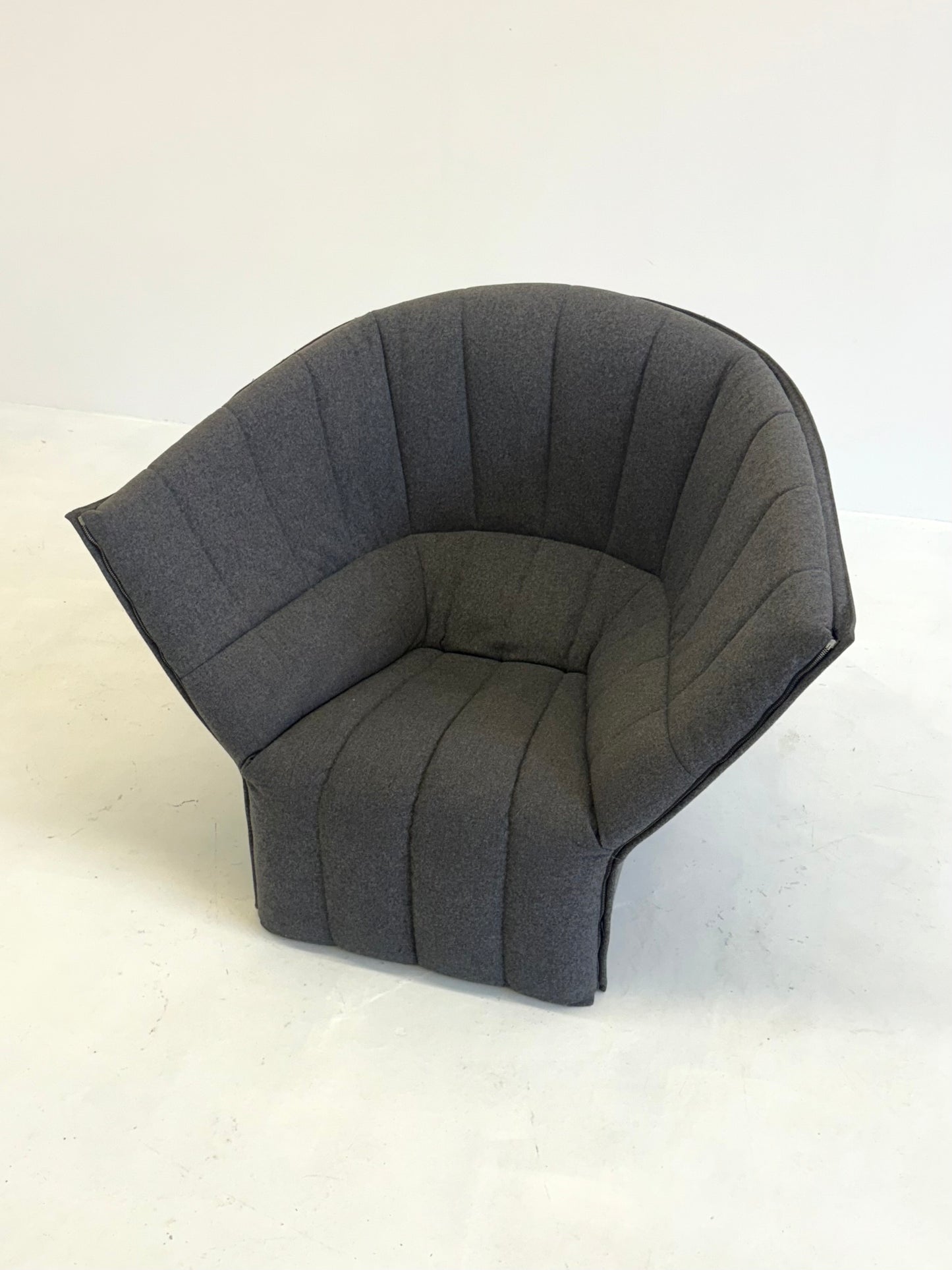 Moel fauteuil in donkergrijs van Ligne Roset door Inga Sempé