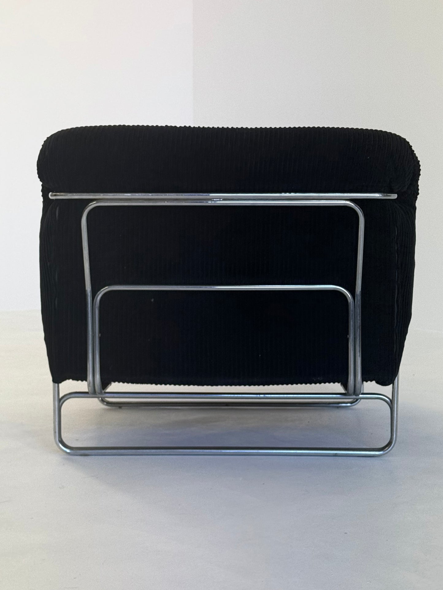 Italiaanse lounge fauteuils met zwarte ribstof en buisframe onderstel