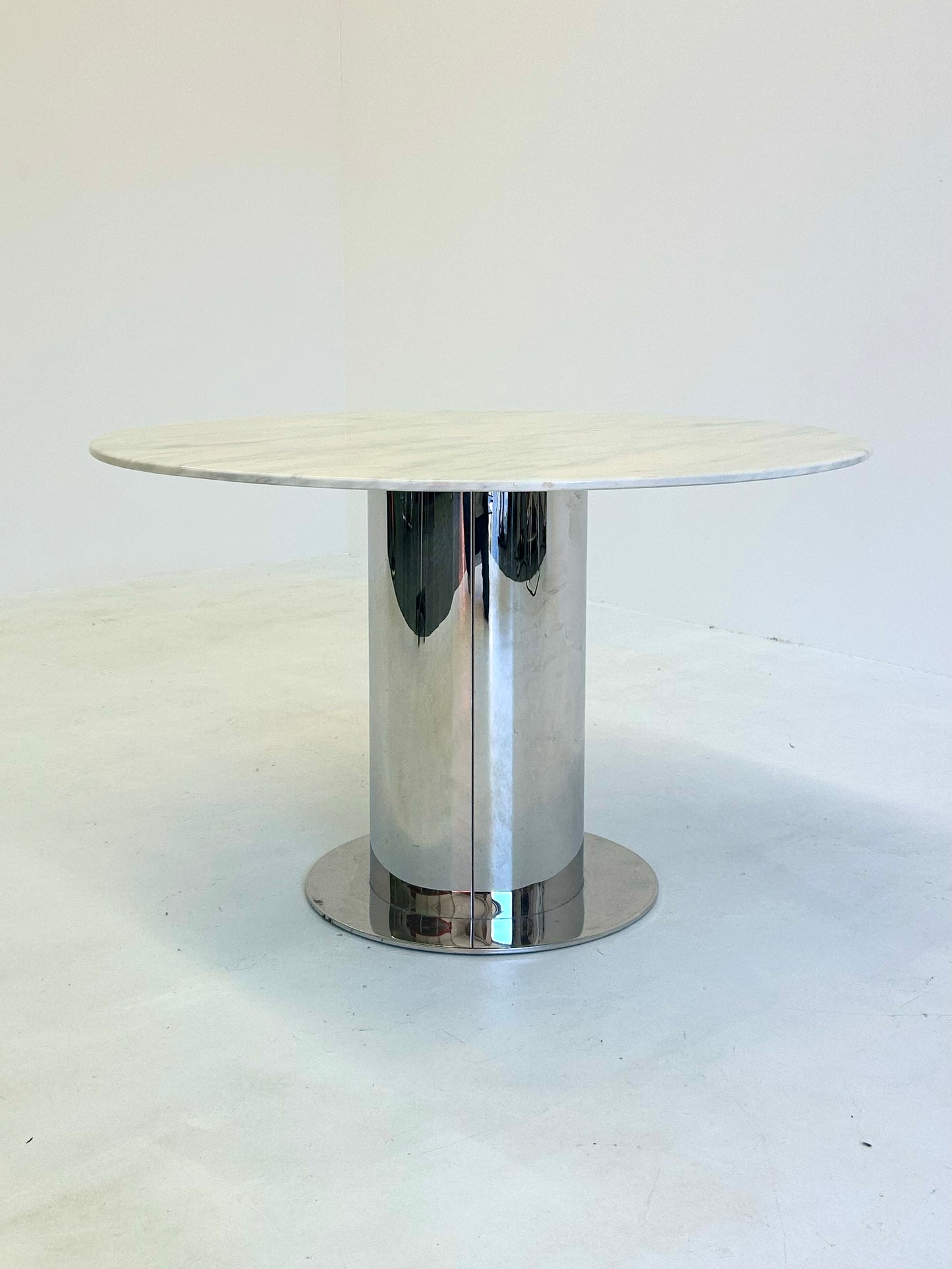 Italiaanse eettafel met wit marmeren blad en chromen cilindervormige voet