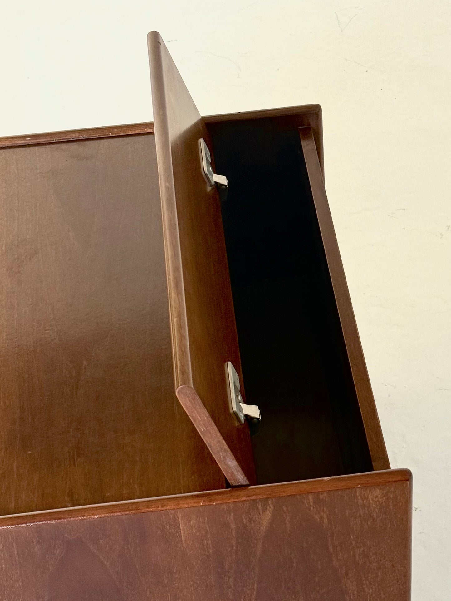 Set van twee Italiaanse houten nachtkastjes