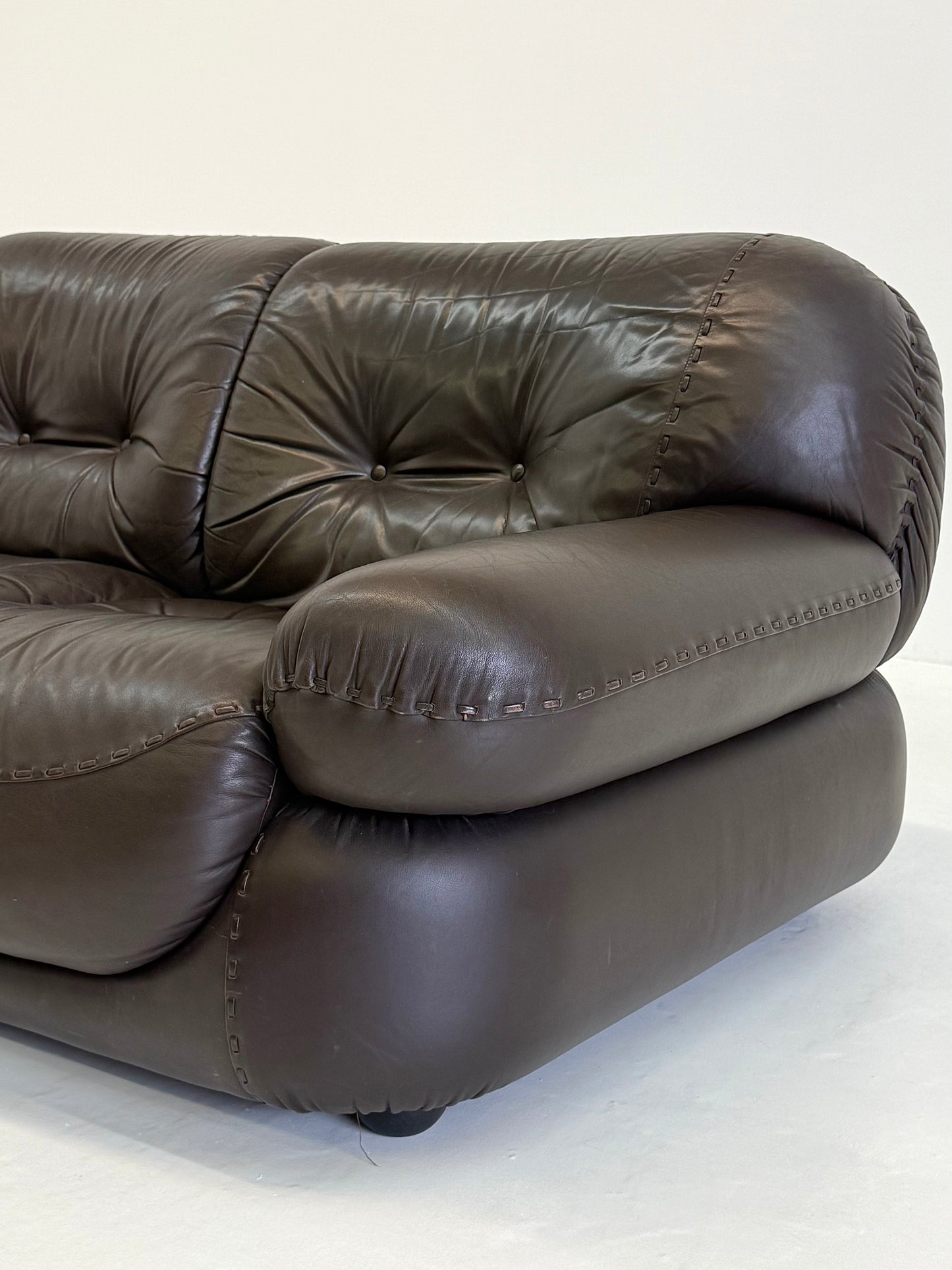 Donkerbruine leren Sapporo 3-zitsbank voor Mobil Girgi