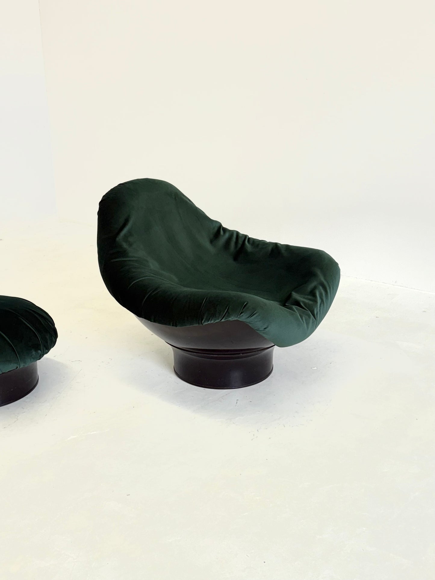 Rodica lounge fauteuil met poef door Mario Brunu