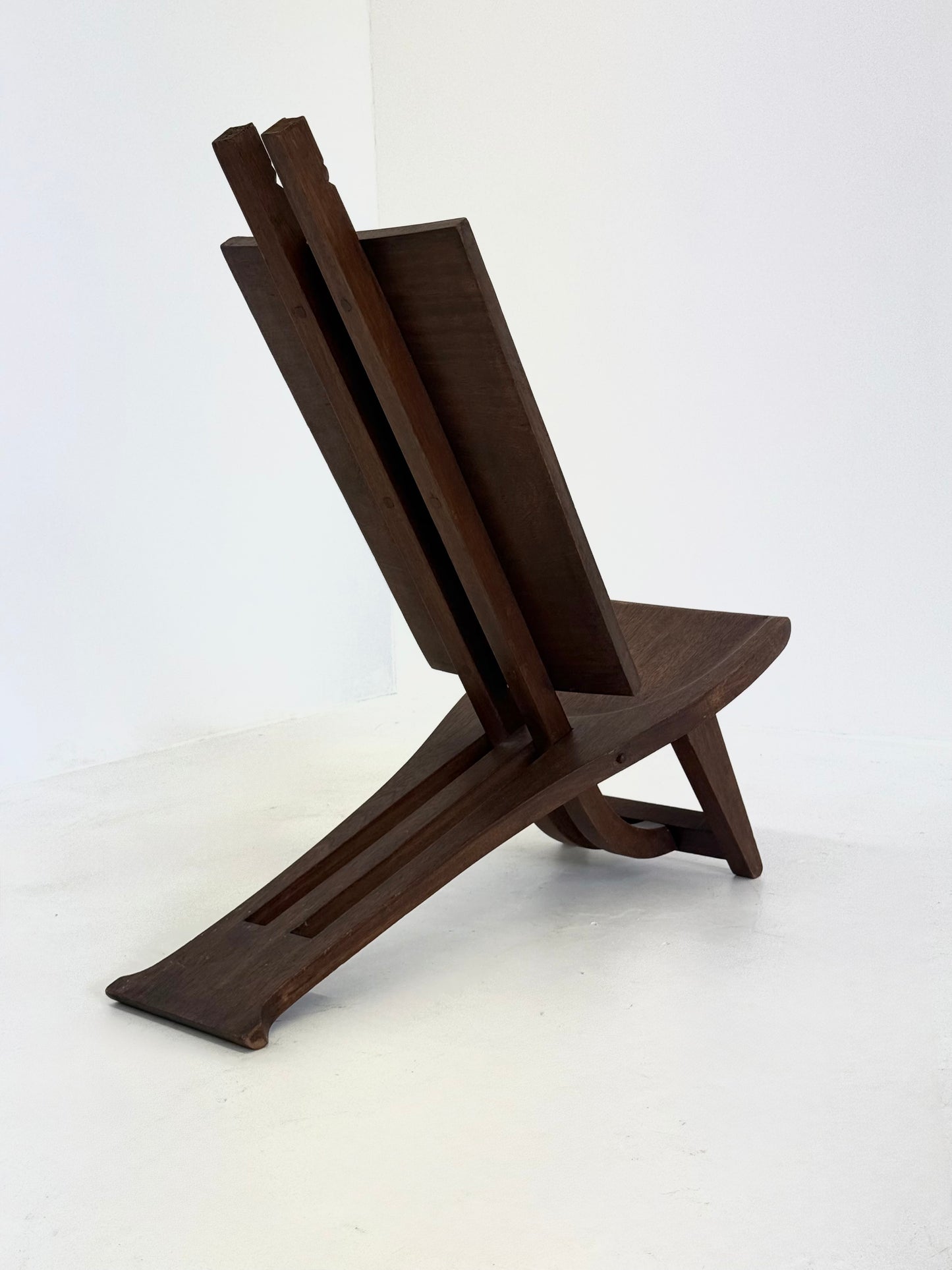 Antiek decoratieve stoel met Afrikaans houtsnijwerk