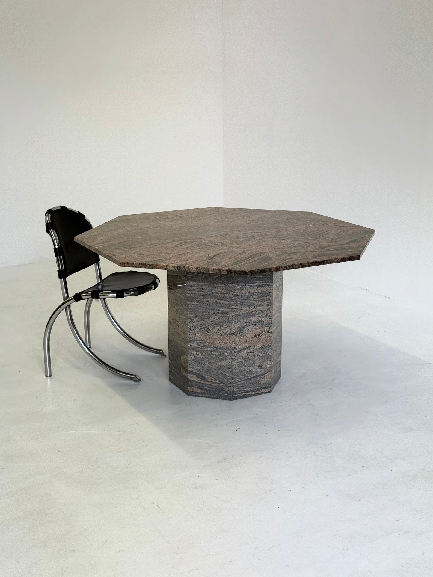 Vintage achthoekige eettafel in graniet / natuursteen