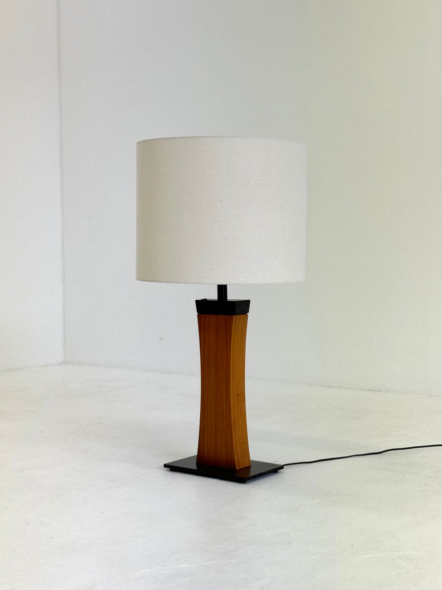 Italiaanse Mid Century tafellamp van teakhout
