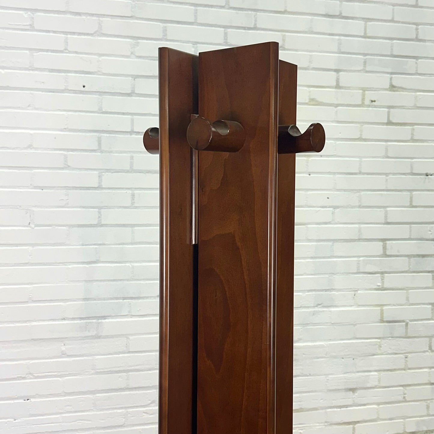 Italiaanse donkerbruine houten kapstok met ronde knoppen