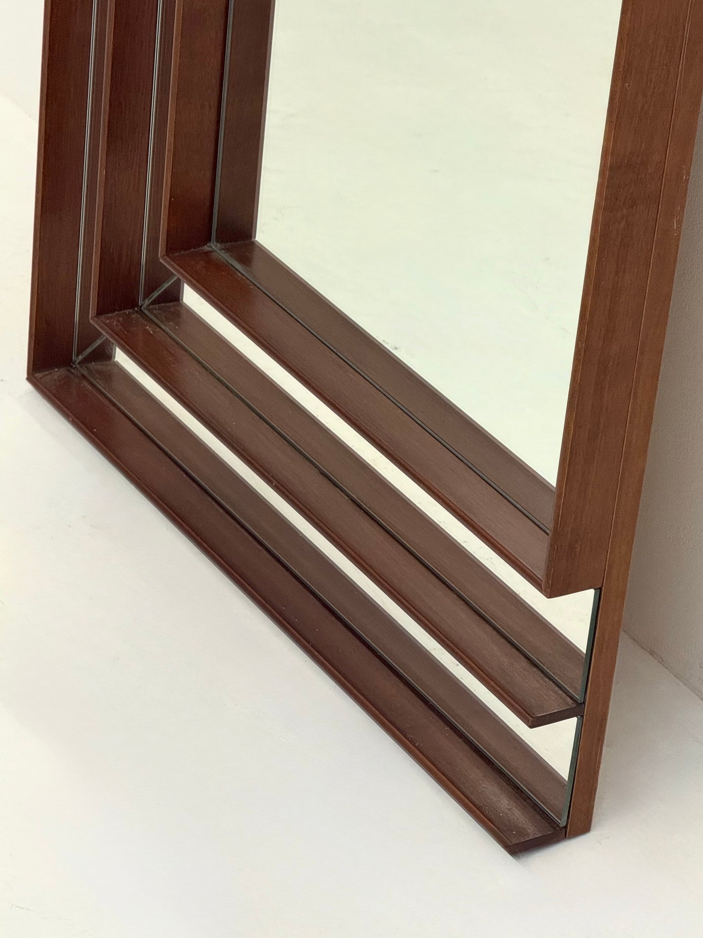 Kwalitatieve zware Italiaanse vintage spiegel met houten frame