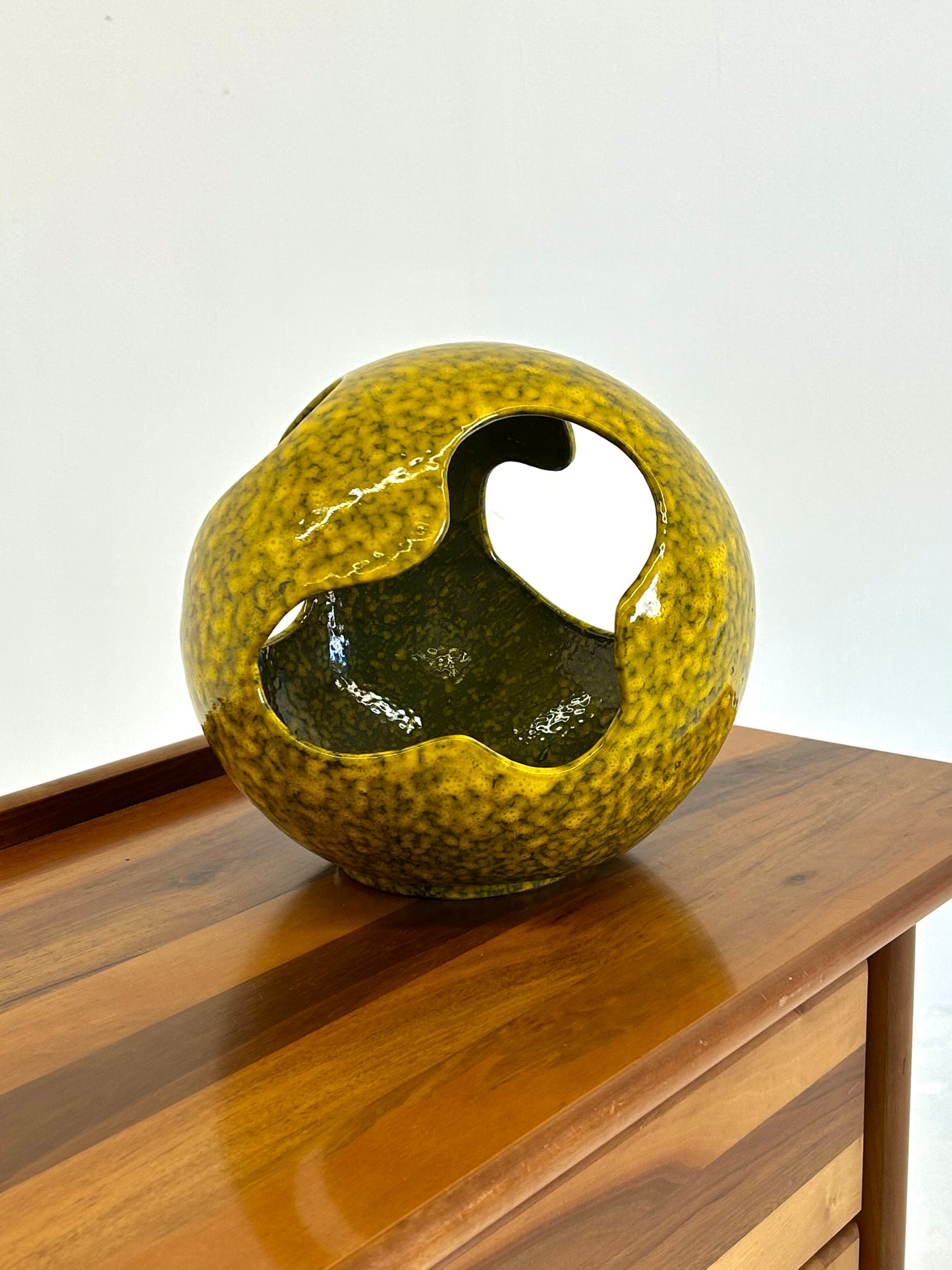 Geel porseleinen object gemaakt van Capodimonte