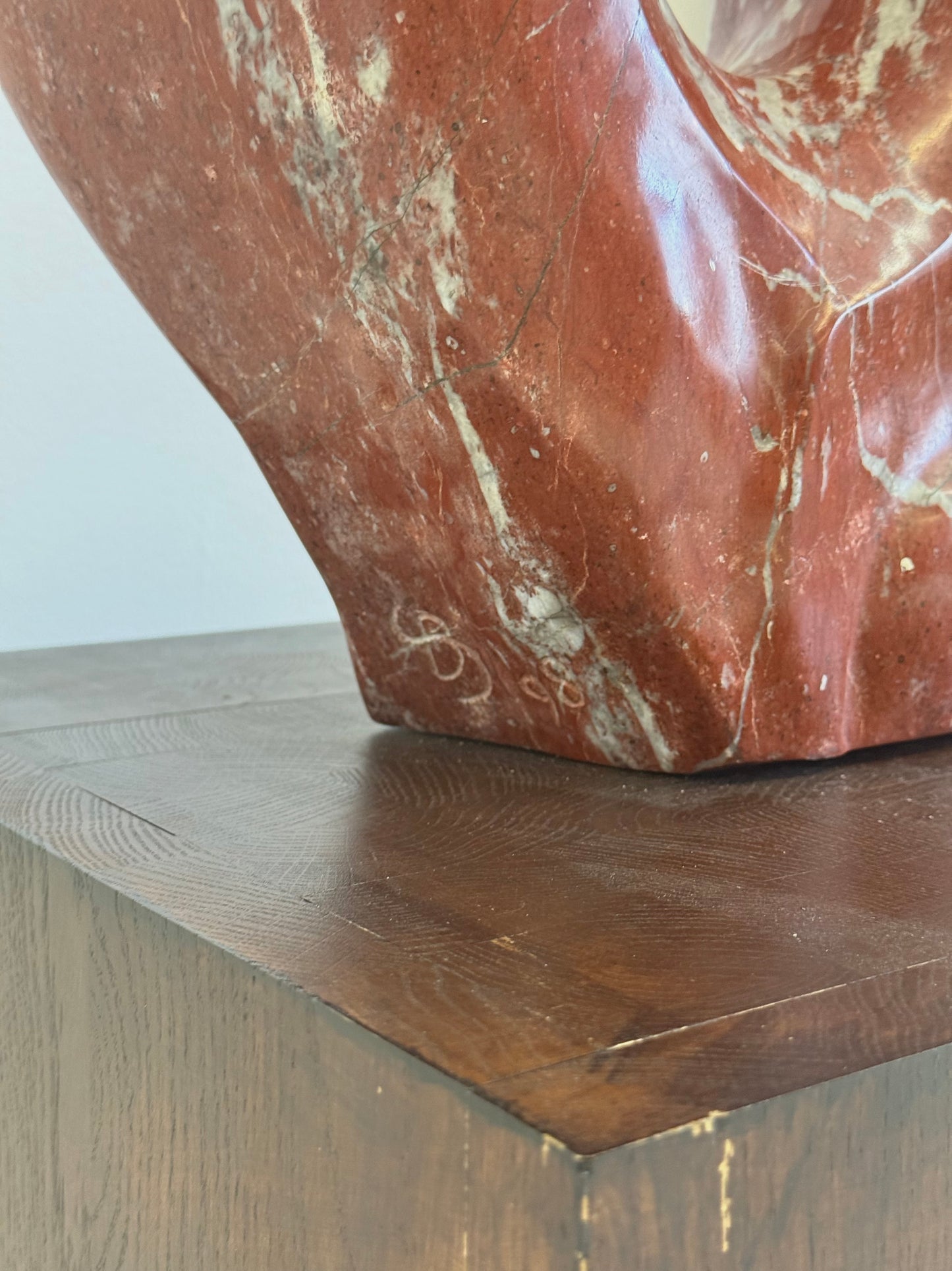 Rood bruin marmeren sculptuur 1998