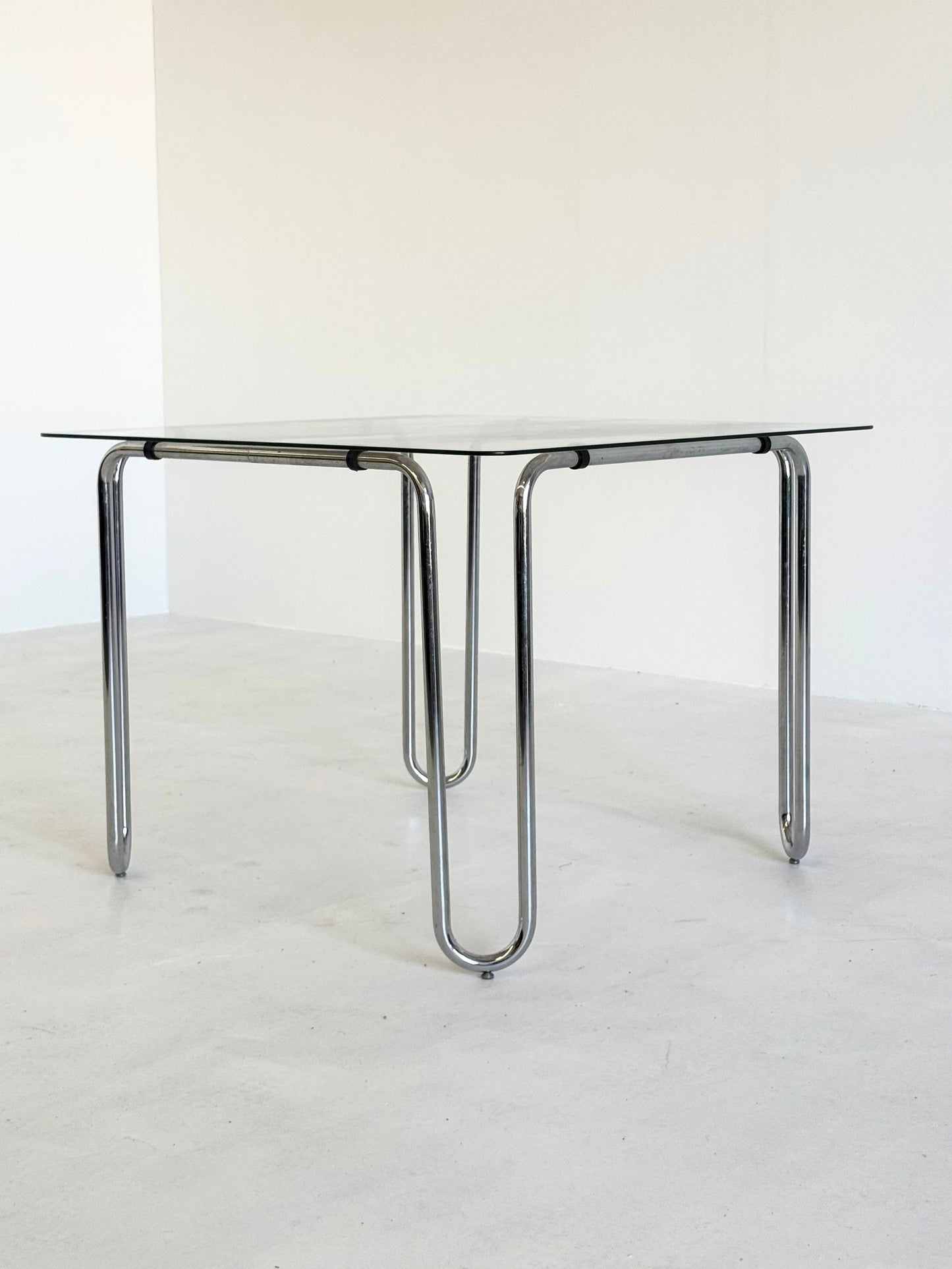 Italiaanse vintage eettafel met glazen glad en buisframe onderstel