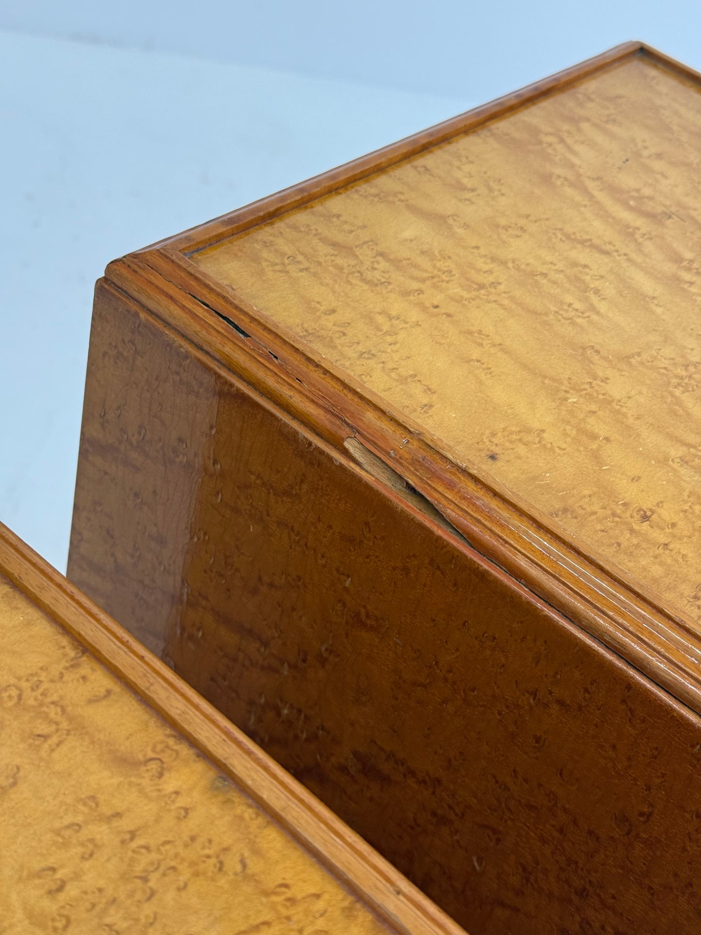 Set van 2 Art Deco nachtkastjes in wortel esdoornfineer