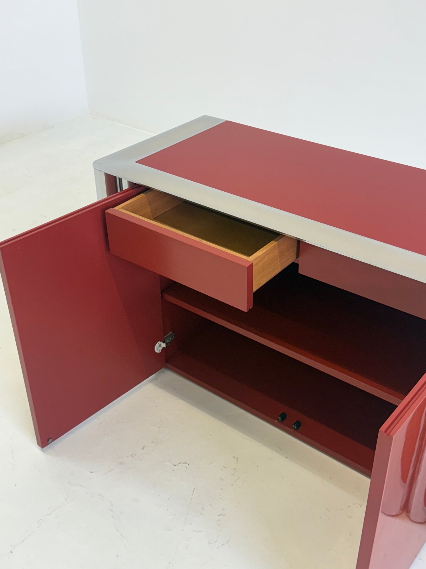 Rood dressoir van Antonello Mosca voor Cinova