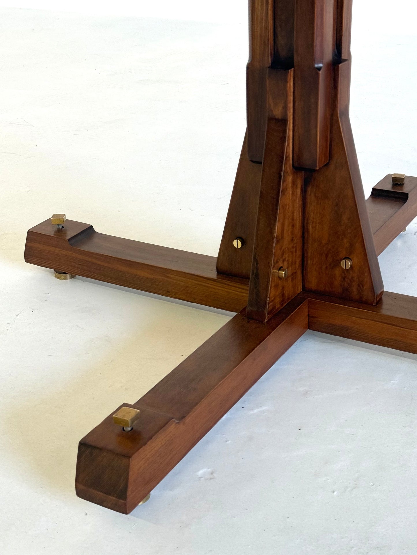 Houten ronde eettafel van ISA Bergamo met uniek onderstel