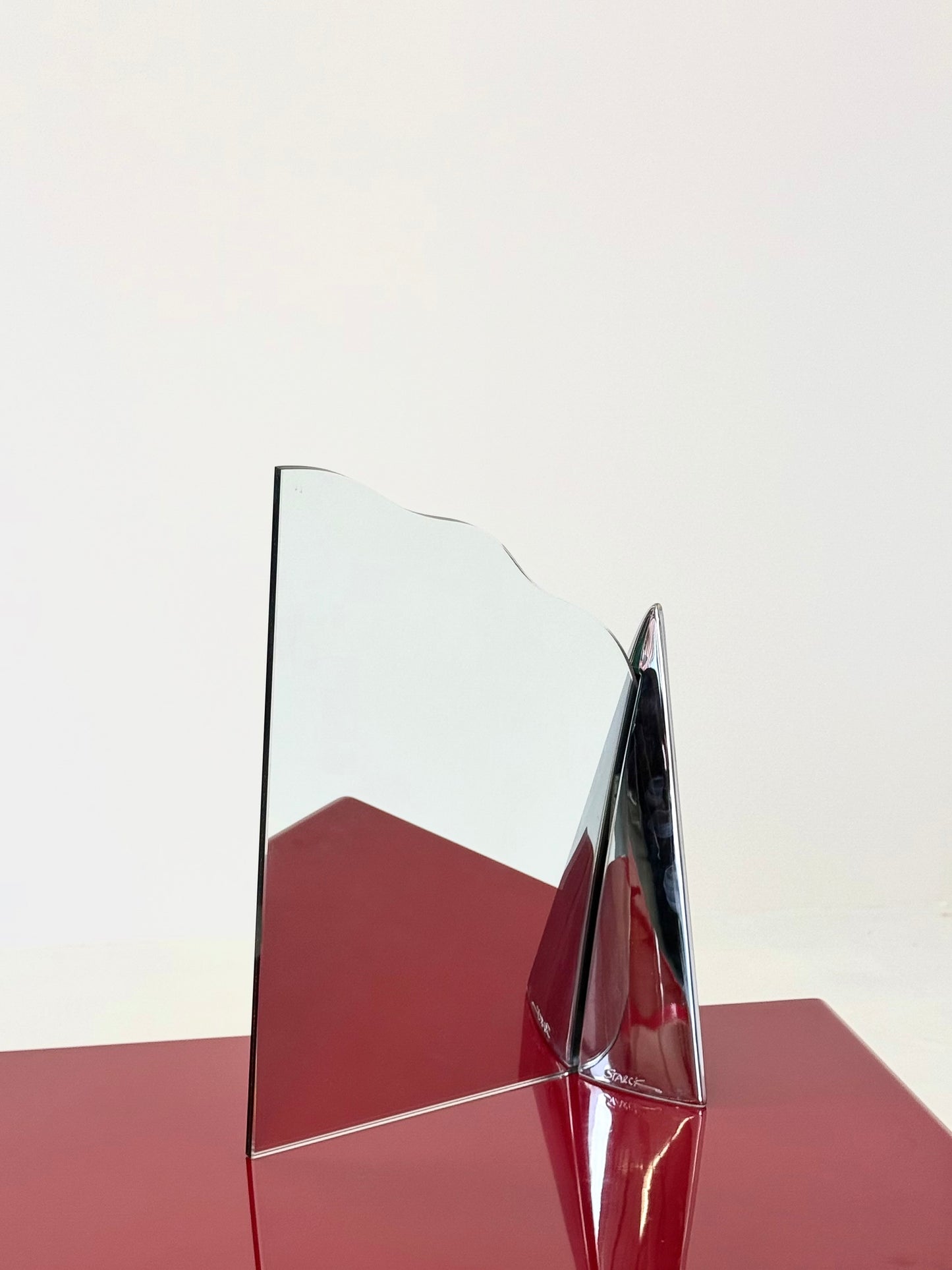 Philippe Starck tafel spiegel uit de Shark Collectie 1989