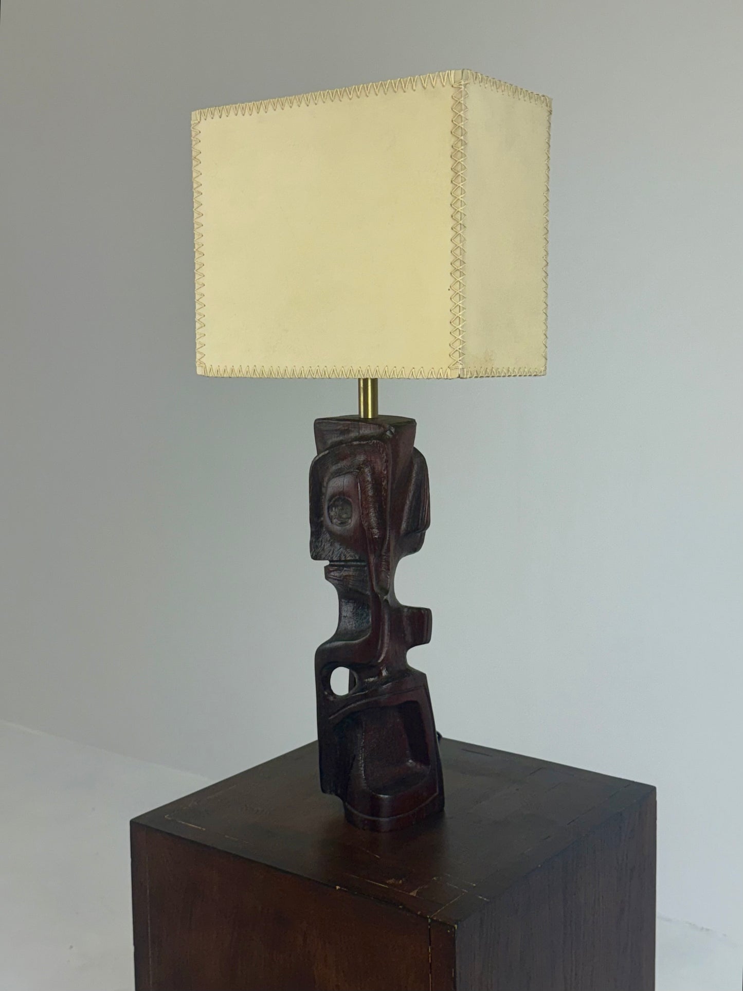 Handgesneden houten sculpturale tafellamp door Gianni Pinna