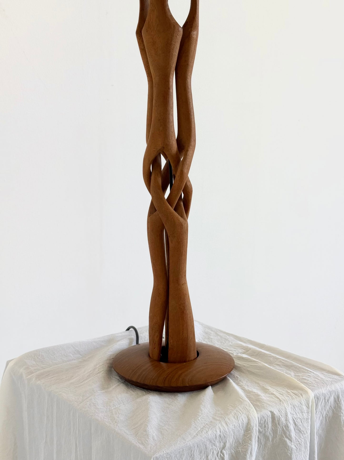 Sculpturaal handgesneden tafellamp van massief teakhout