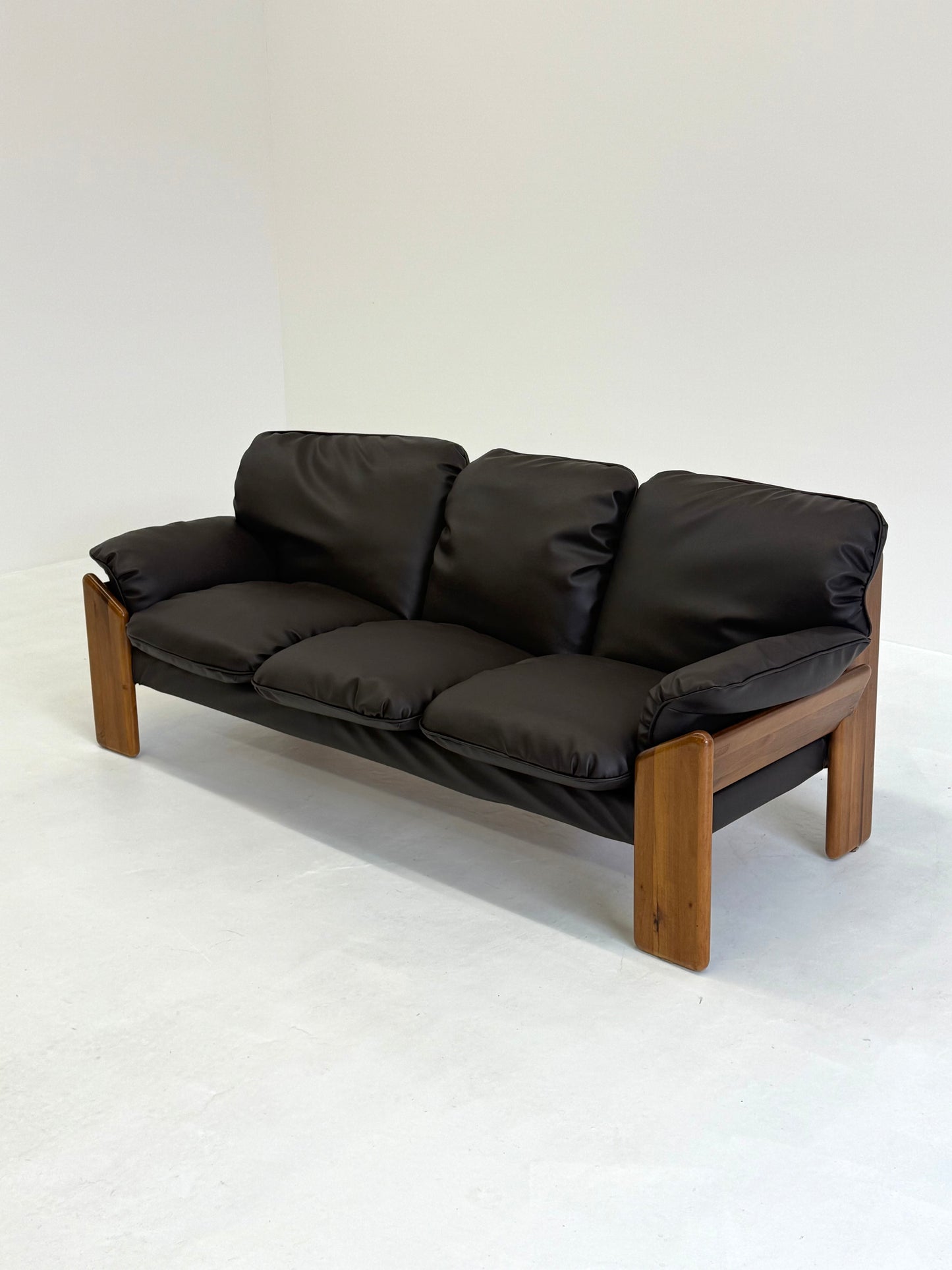 Sapporo bank van Mario Marenco voor Mobil Girgi