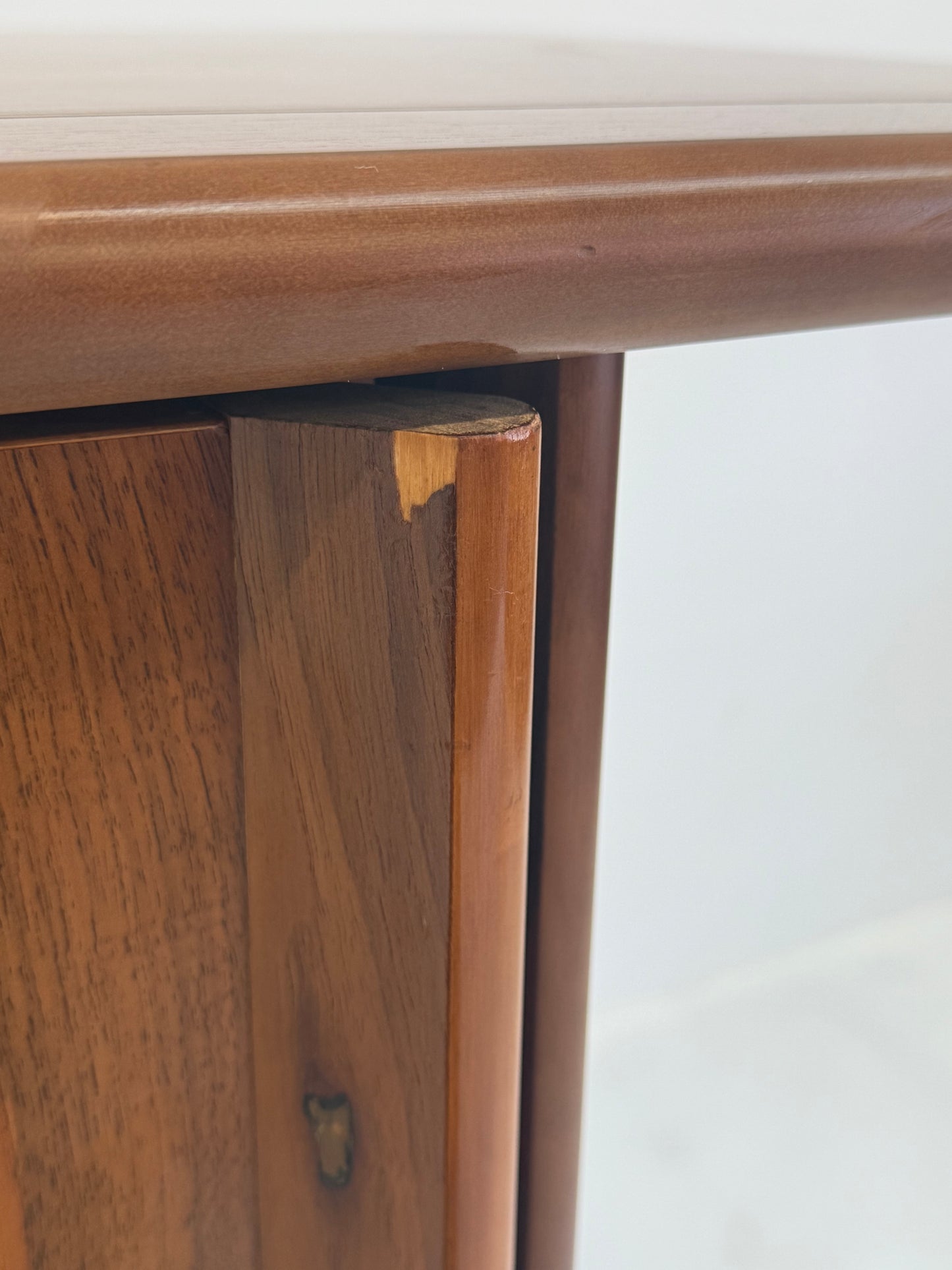 Hoog Italiaans vintage dressoir highboard met walnoot hout en glas