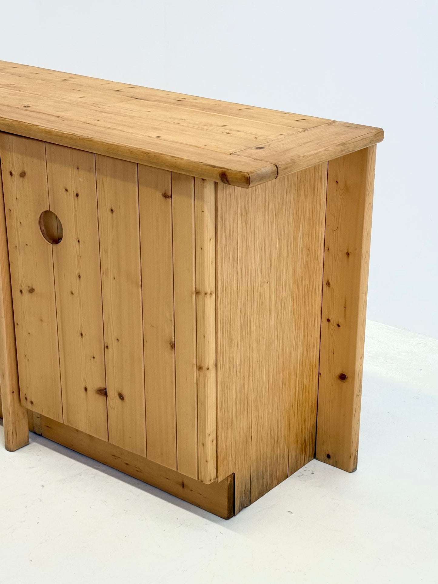 Grenenhout dressoir van Charlotte Perriand voor Les Arcs