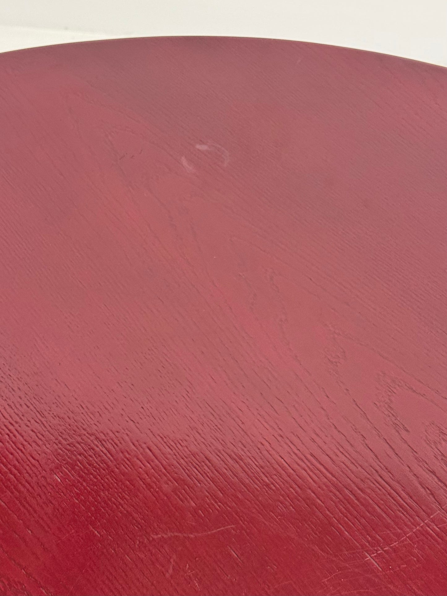 Vintage ronde eettafel in bordeaux rood