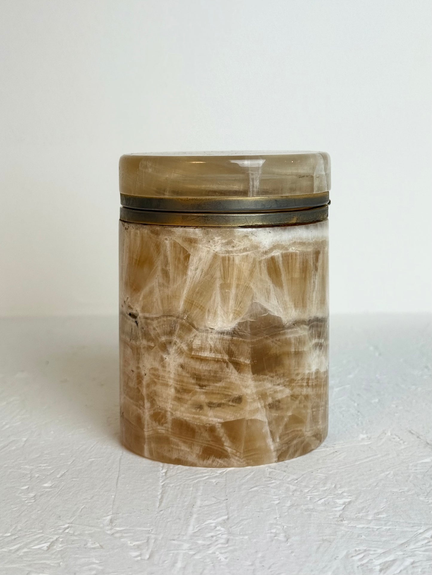 Vintage cilindervormig doos van beige onyx