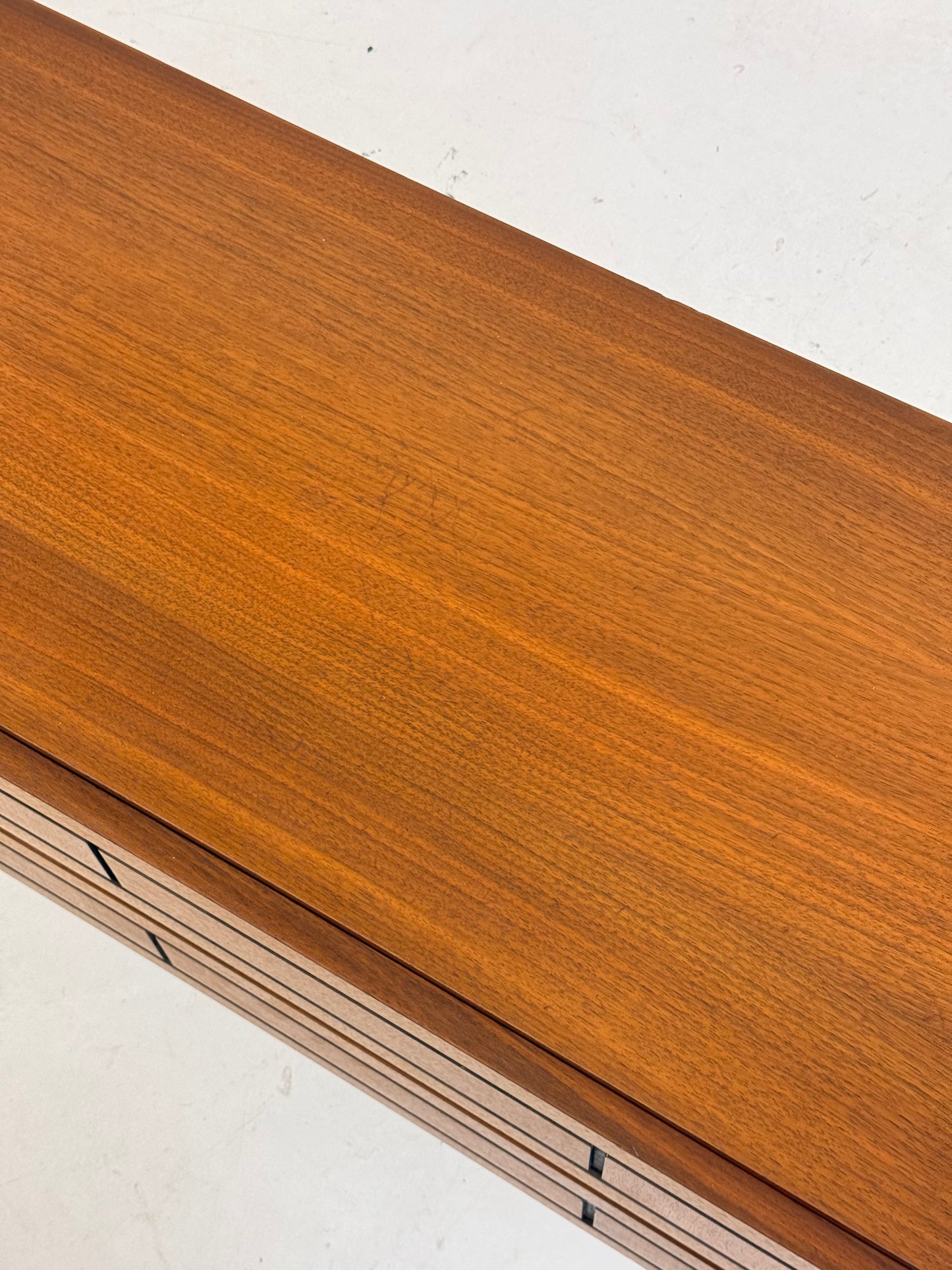 Italiaans laag houten dressoir met grafische zwarte lijnen