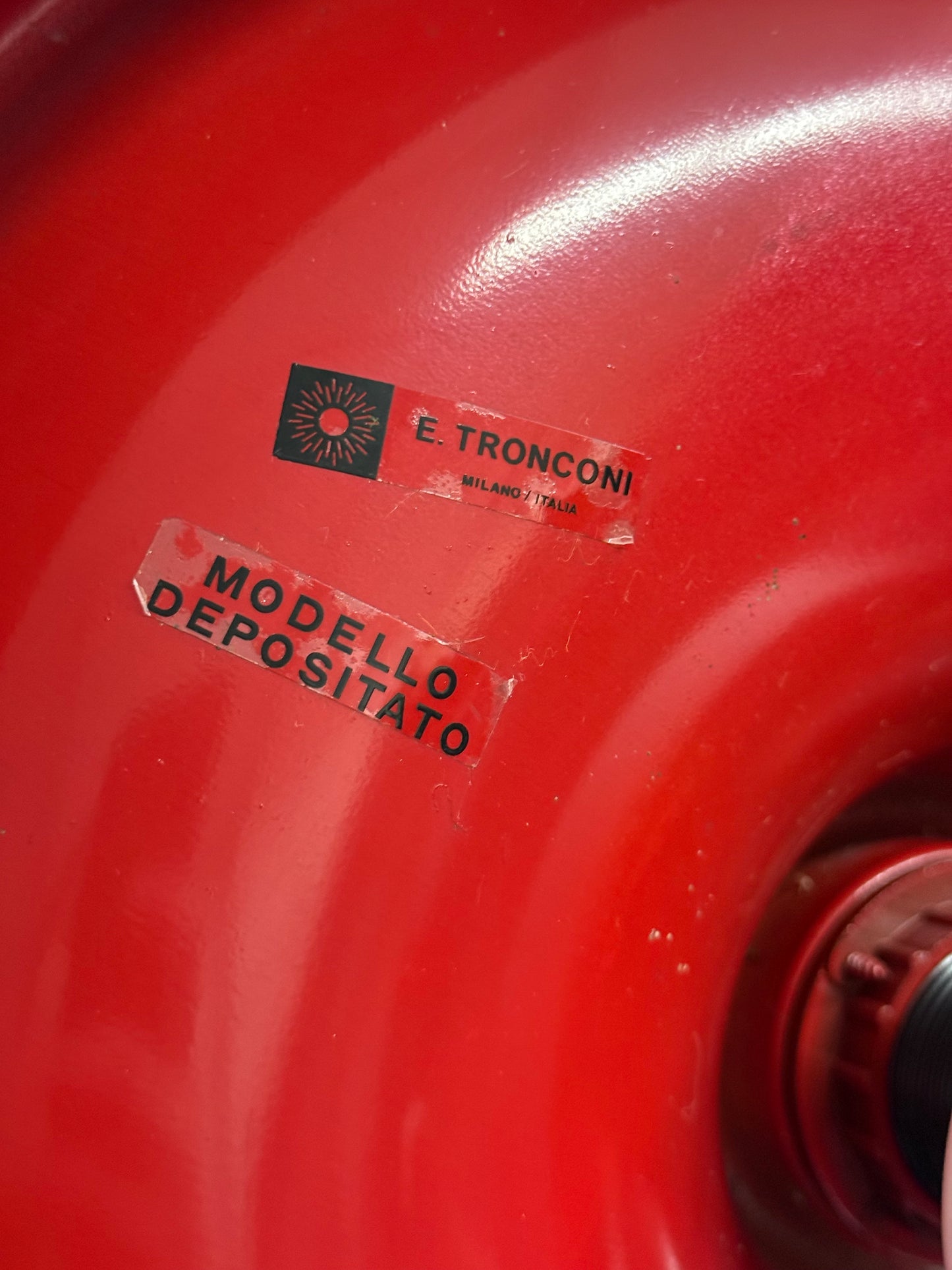 Rode space age disc lamp van Enrico Tronconi