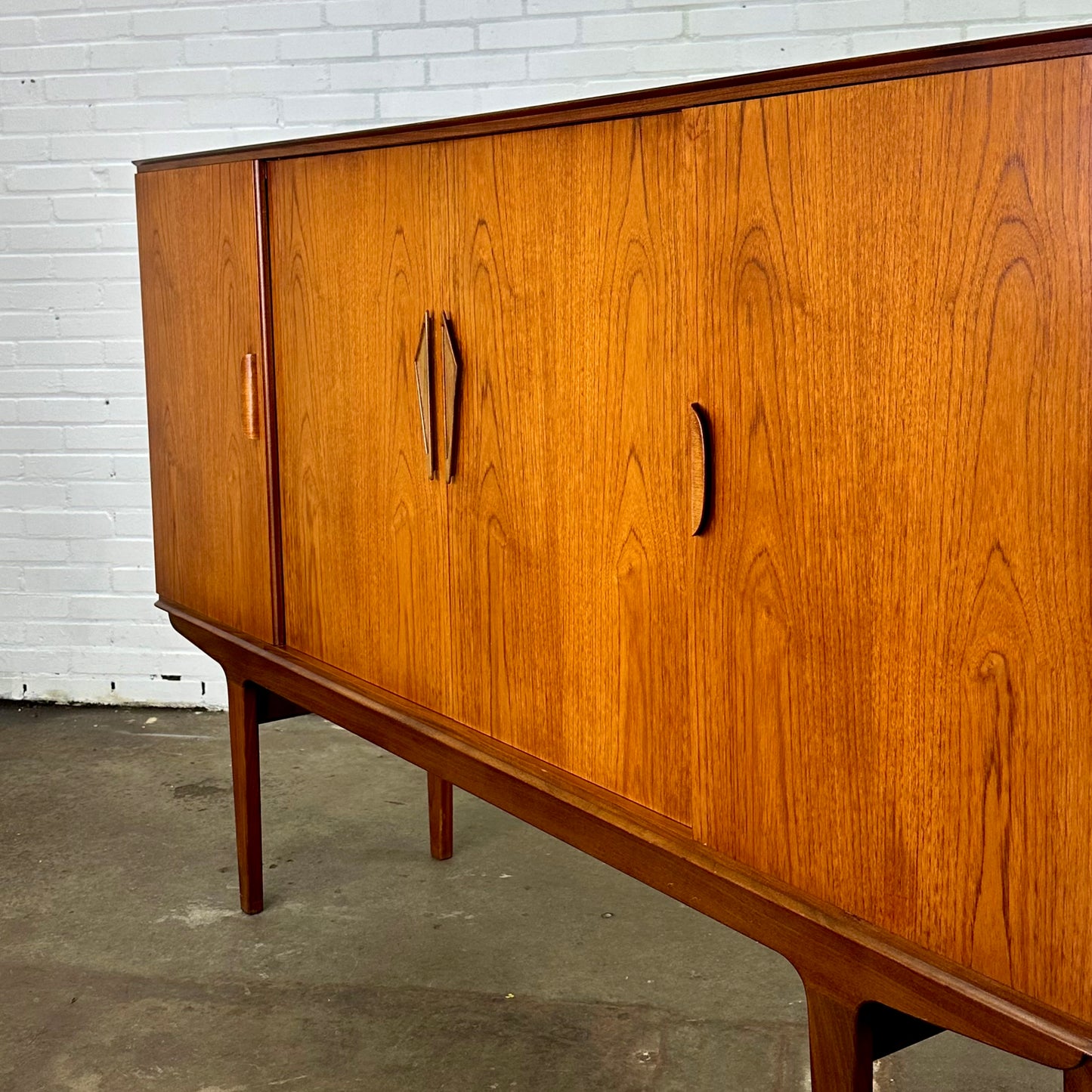 Deens vintage teakhouten dressoir / high board met ingebouwde bar