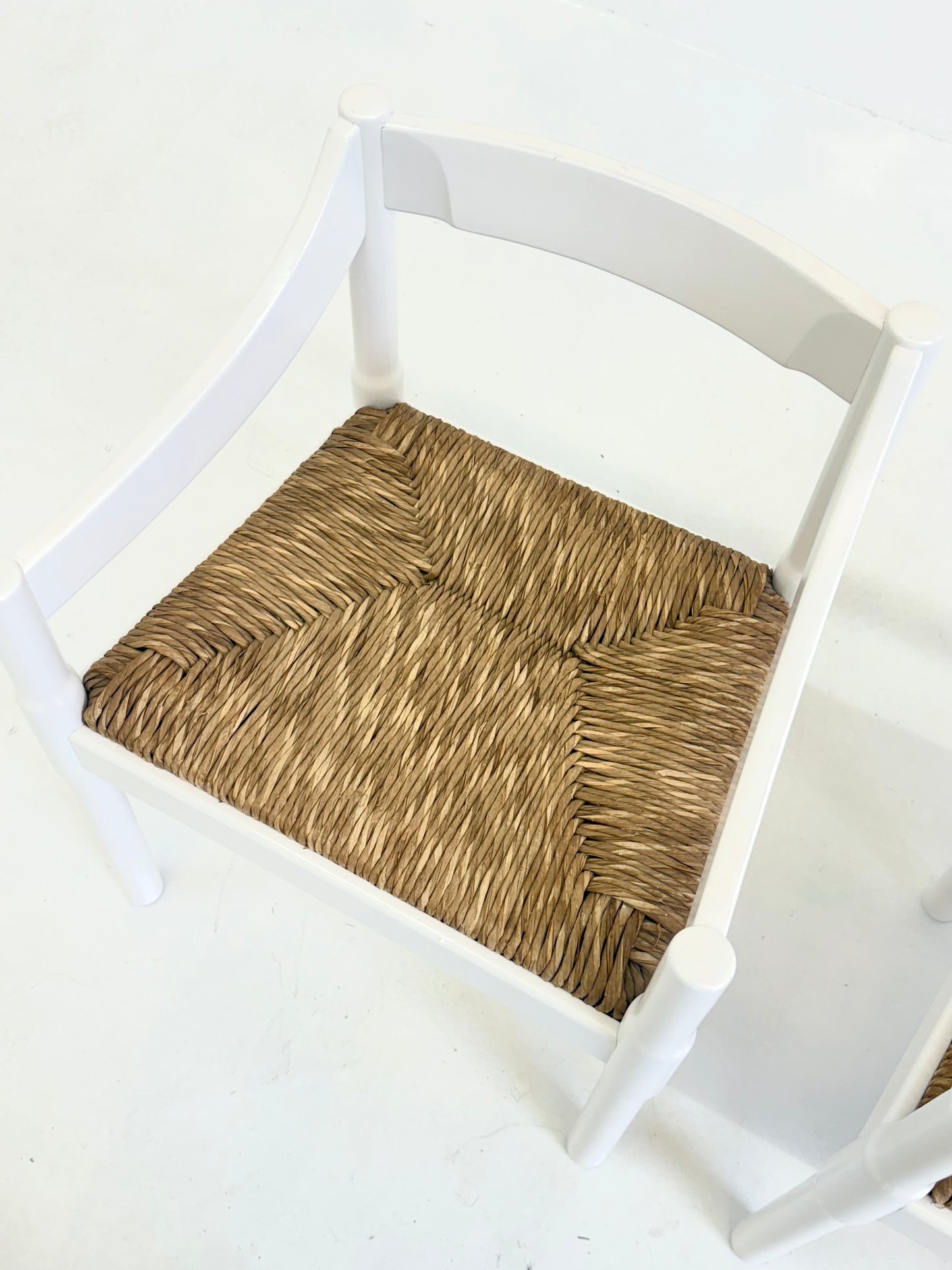 Set van twee Carimate stoelen van Vico Magistretti in wit