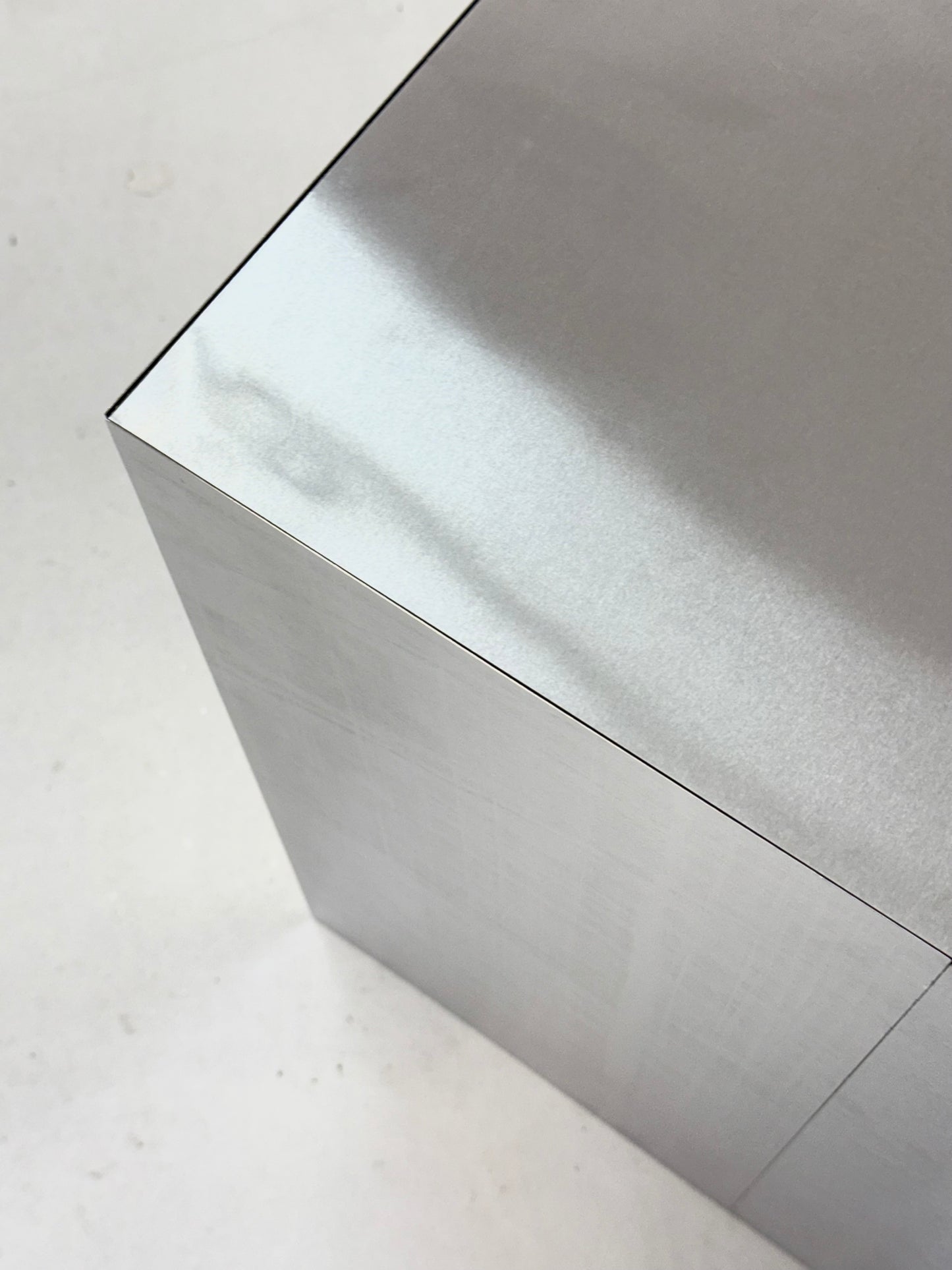 Bijzettafel of sokkel van aluminium