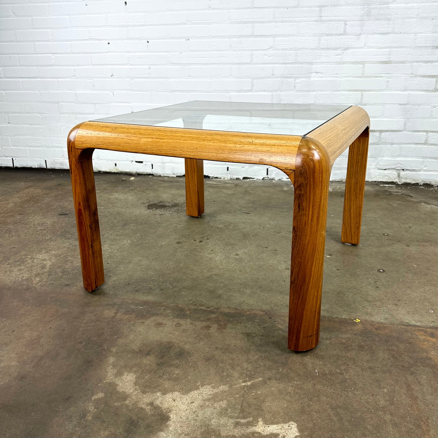Deens design salontafel met glazen blad en houten frame