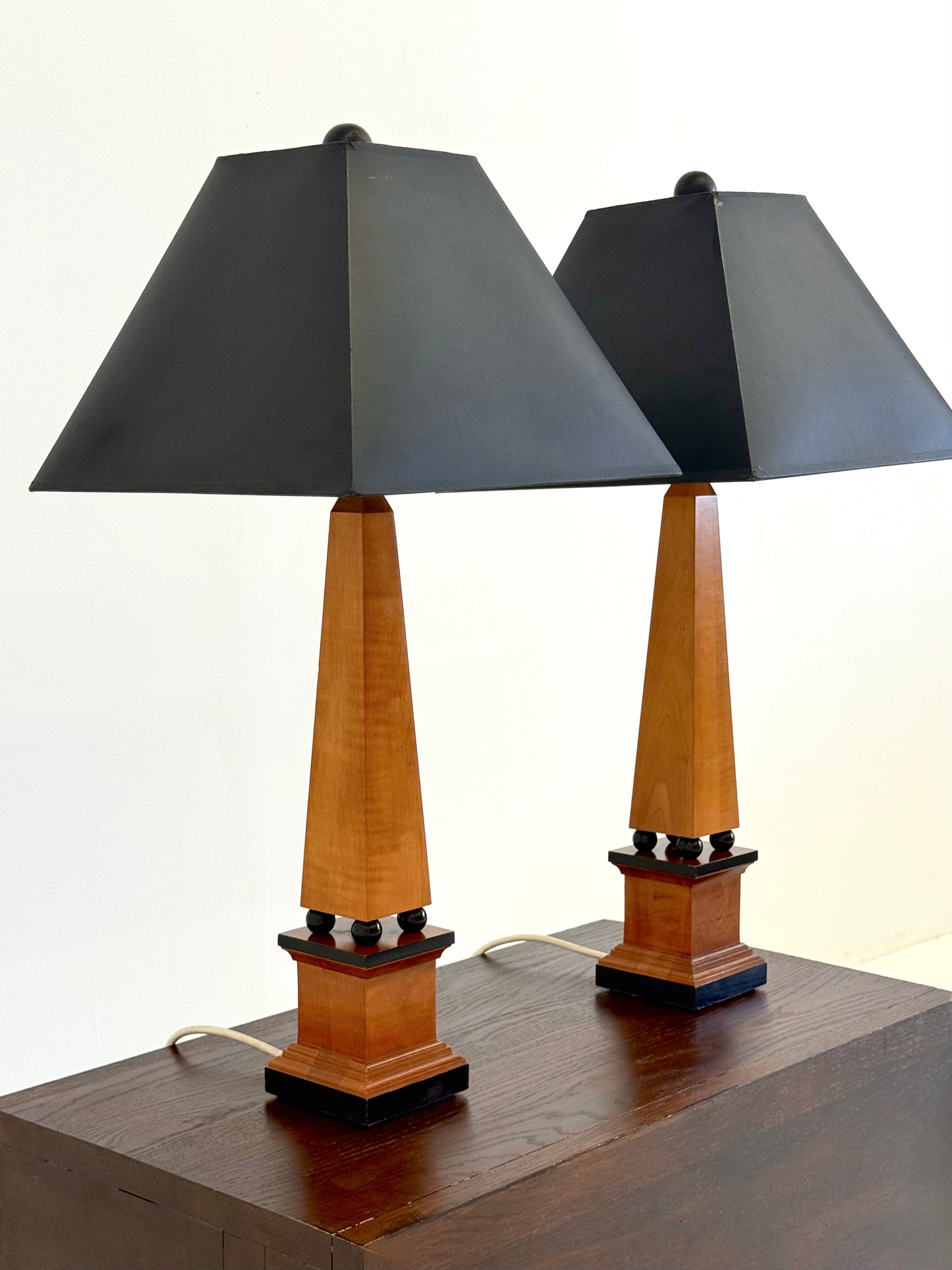 Set hoge art deco tafellampen in obeliskvorm met ebbenhouten