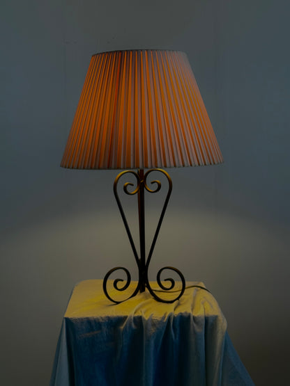 Vintage smeedijzeren tafellamp in swirl vorm met plissé kap