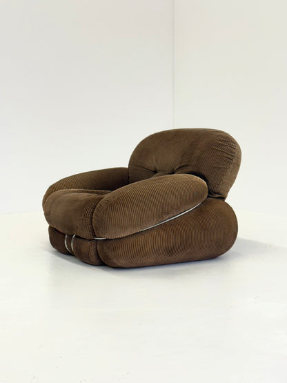 Bruine Okay fauteuil door Adriano Piazzesi