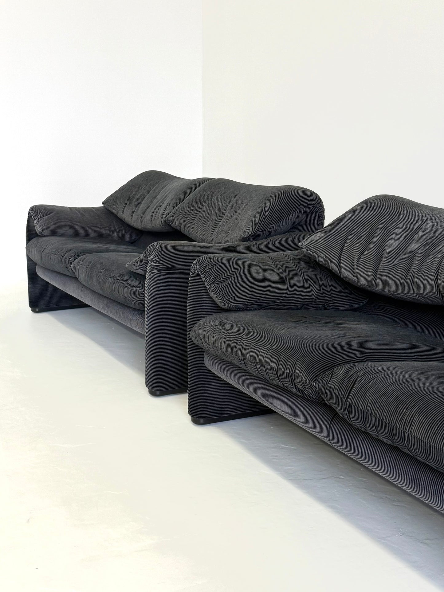 Cassina Maralunga 2-zits zwart grijs door Vico Magistretti