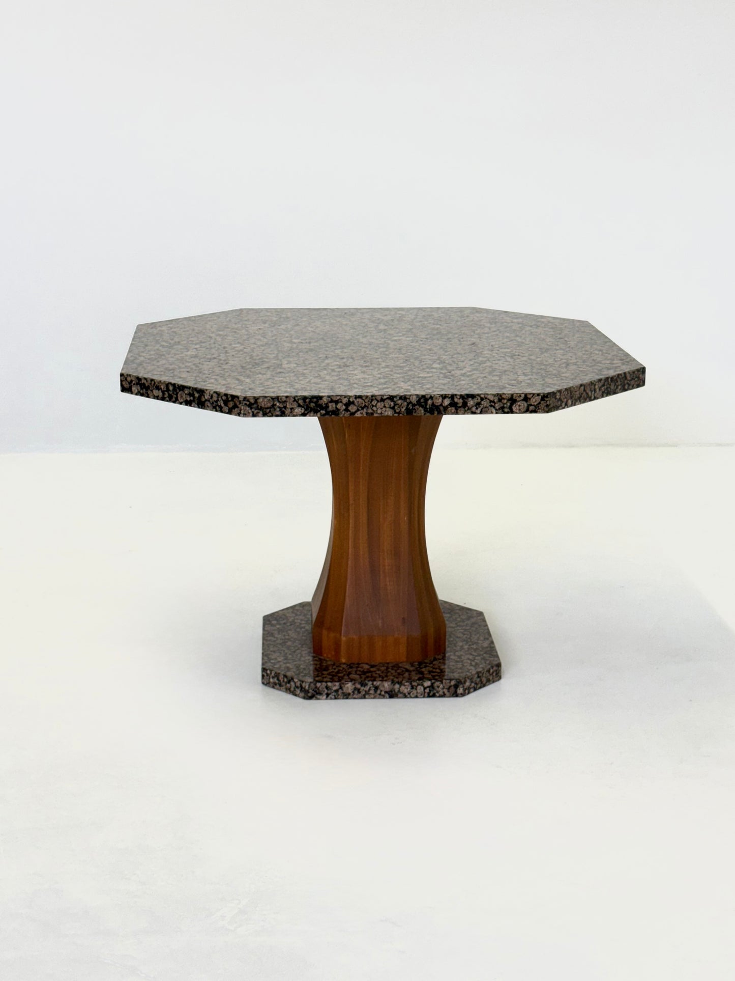 Art Deco eettafel met achthoekig granieten blad