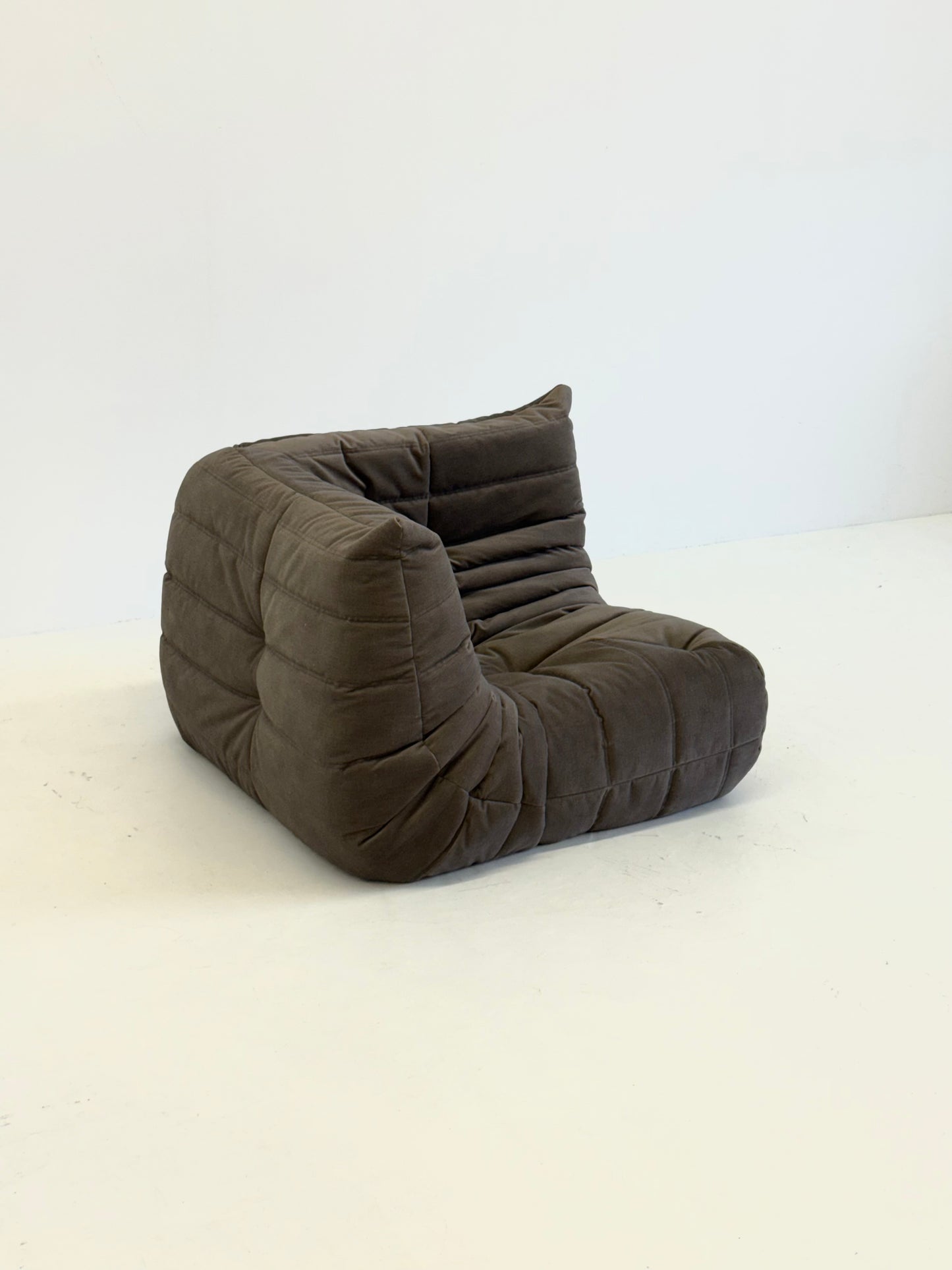 Ligne Roset Togo hoekelement in grijs / taupe rood velvet