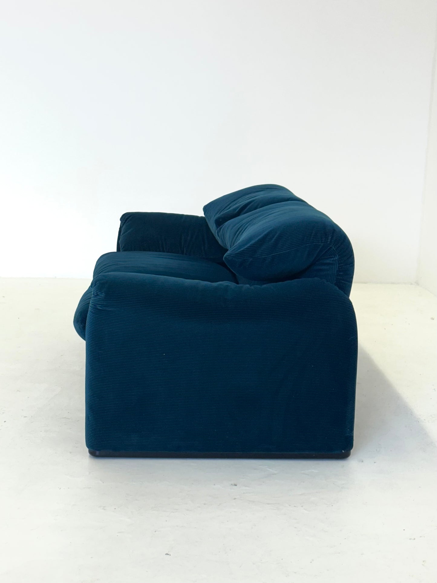 Blauw groen gestreepte Cassina Maralunga 2-zits bank door Vico Magistretti