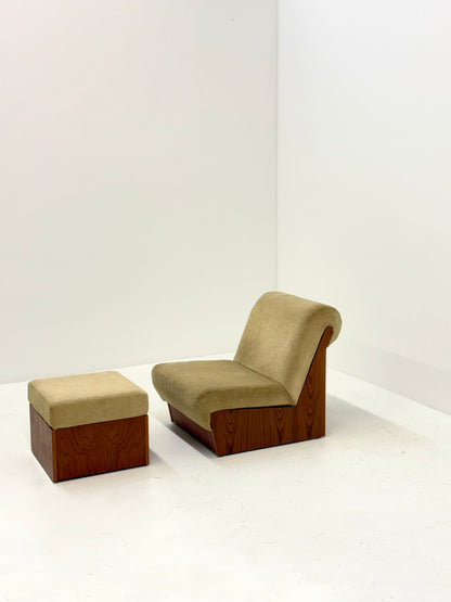 Vintage mid-century beige fauteuil met houten frame en hocker