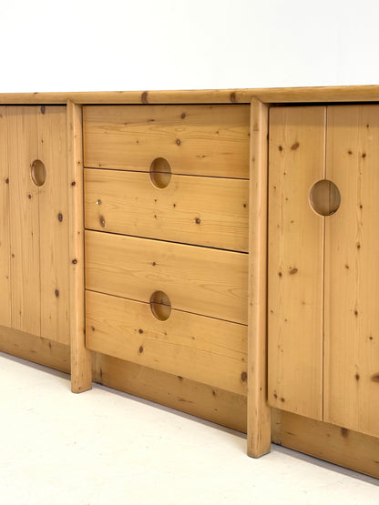 Grenenhout dressoir van Charlotte Perriand voor Les Arcs