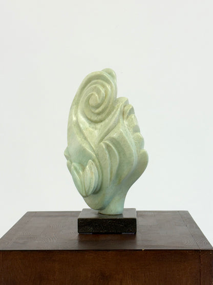 Groene natuursteen sculpture op marmeren Sokkel