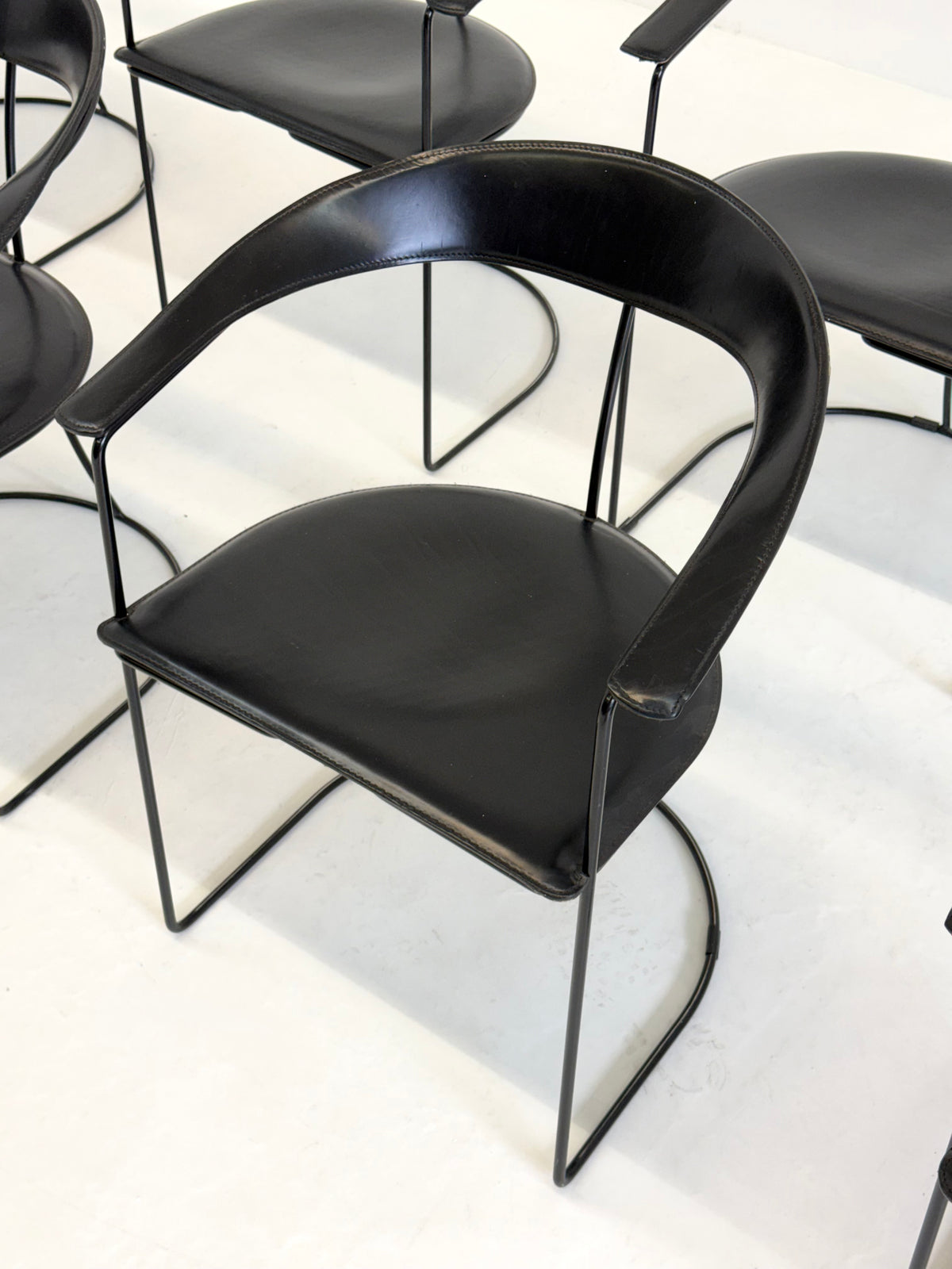 Set van 8 Vintage Arrben Ursala eetkamerstoelen in zwart leer