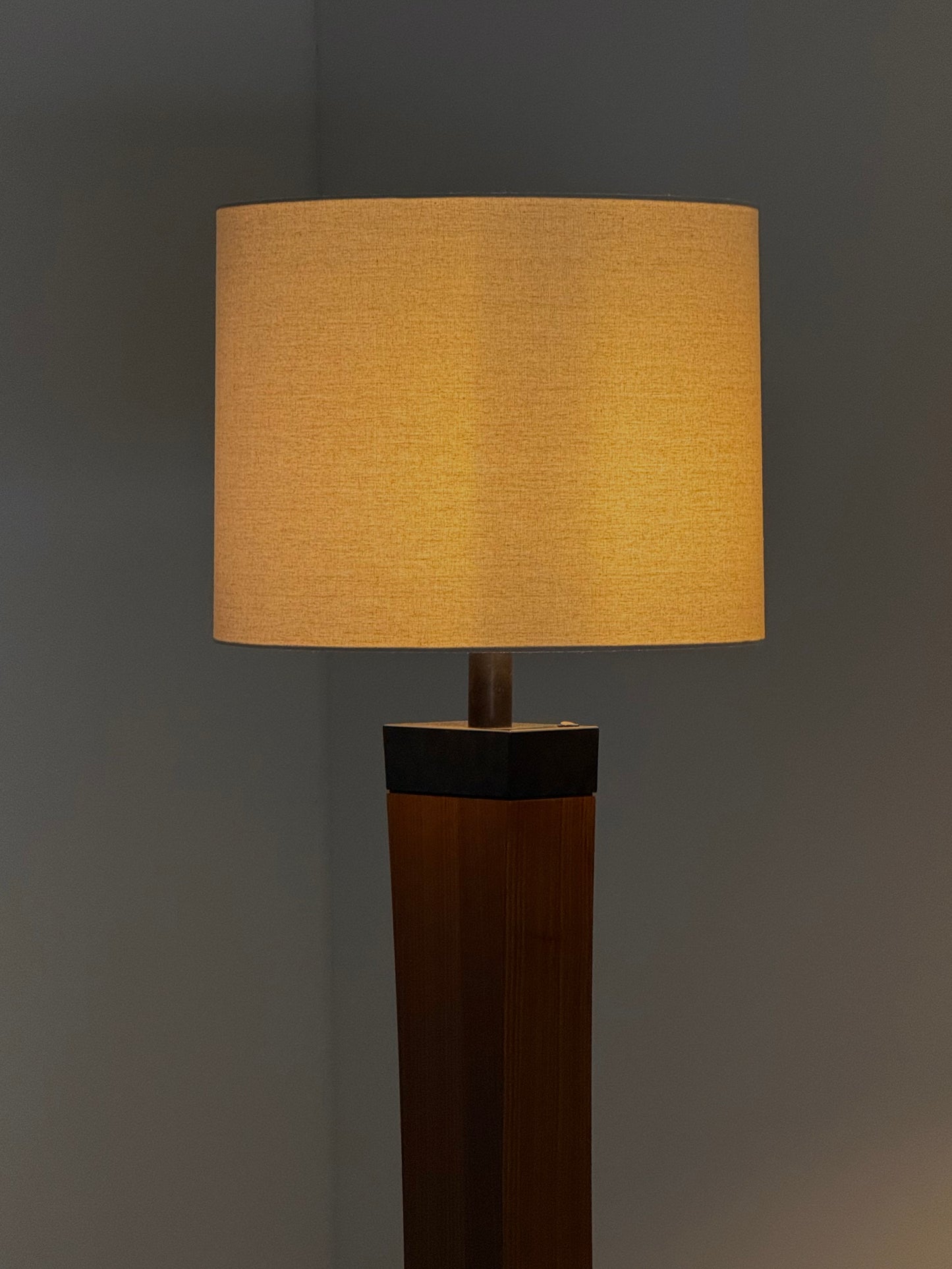 Italiaanse Mid Century vloerlamp van teakhout
