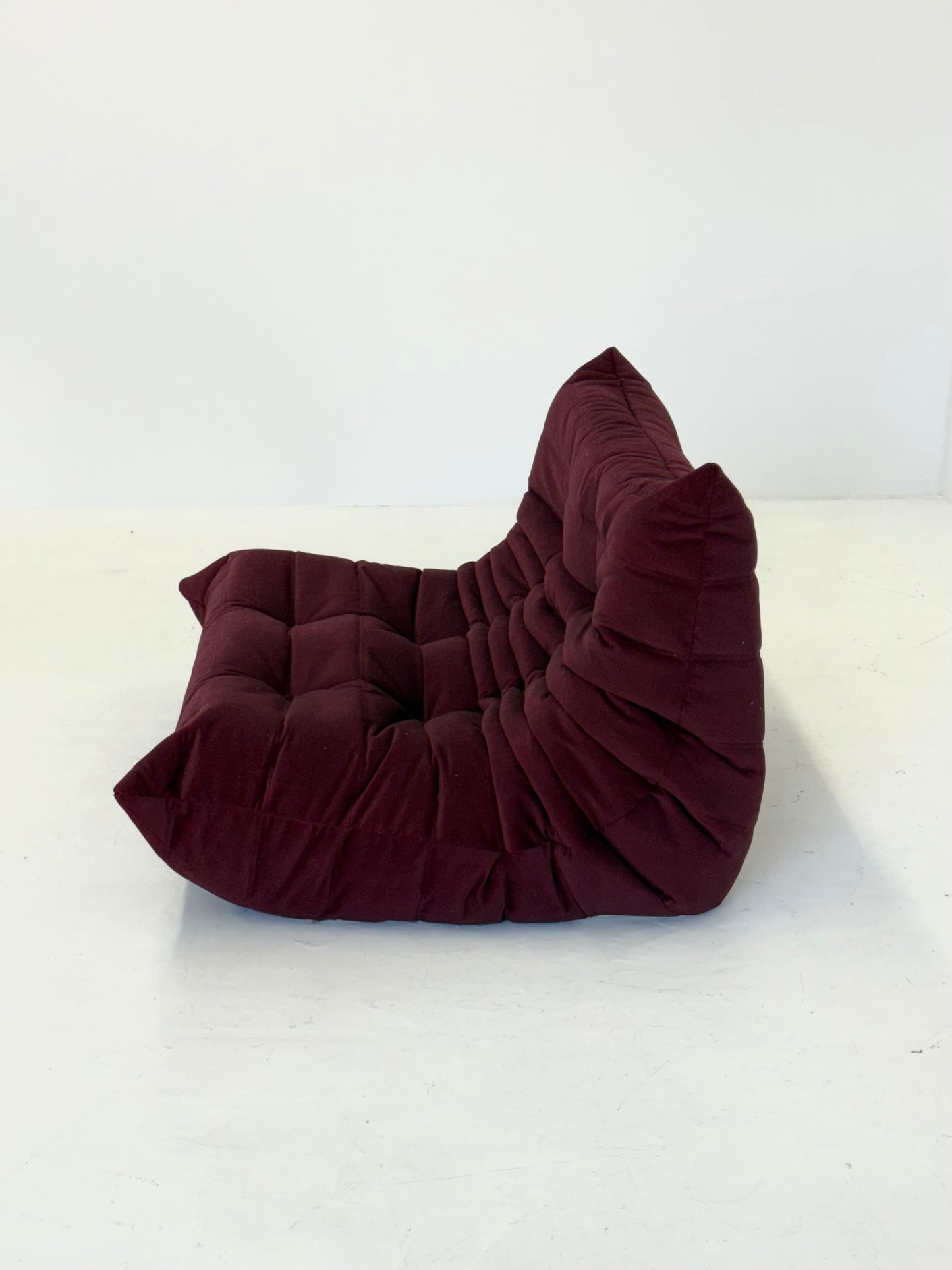 Ligne Roset Togo 2-zits in bordeaux rood velvet
