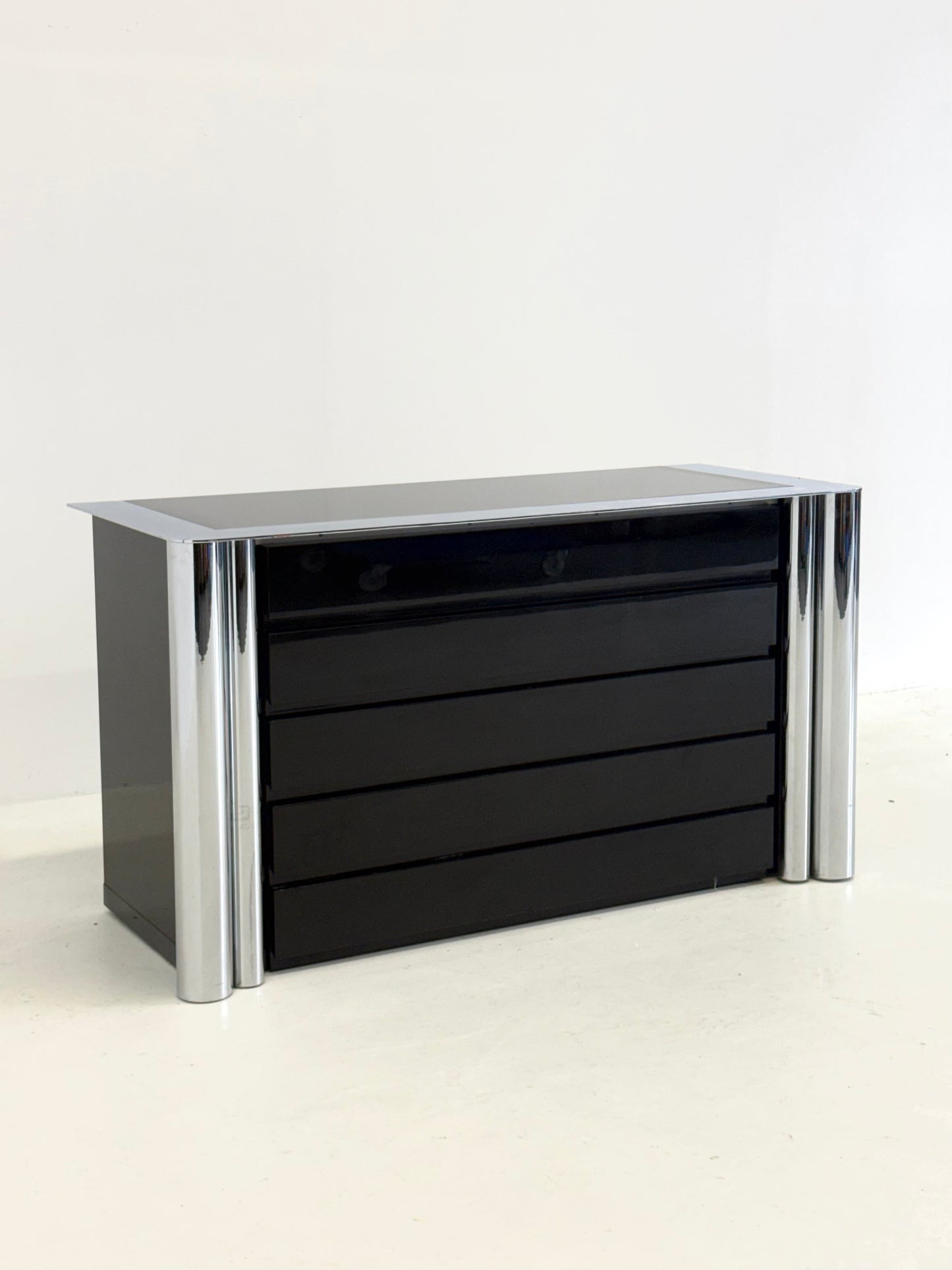 Zwart dressoir van Antonello Mosca voor Cinova