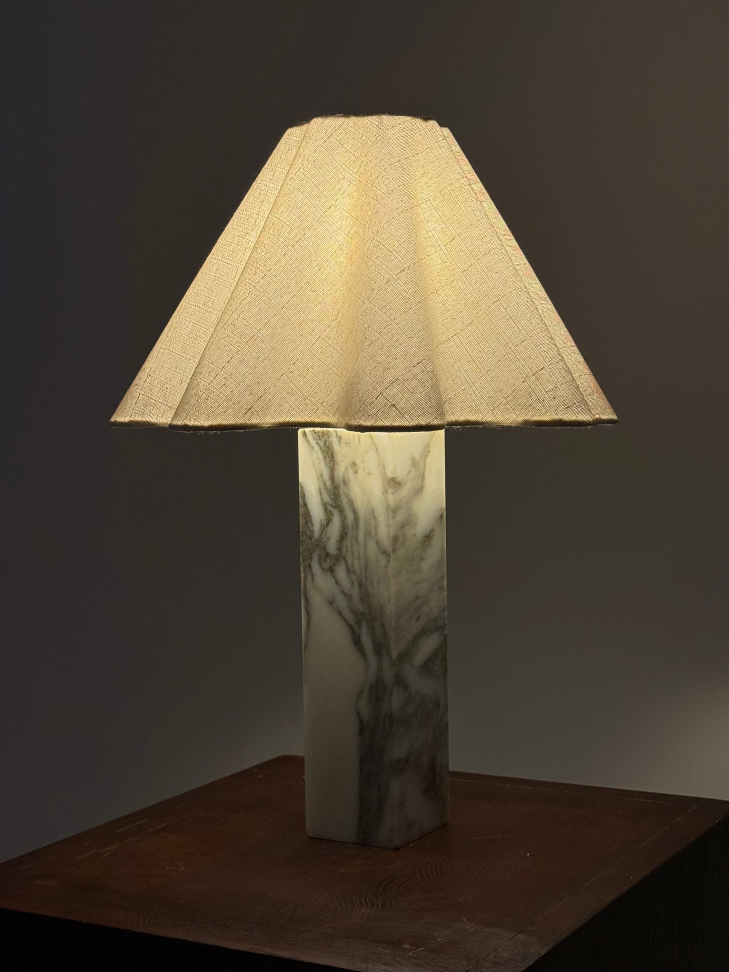 Vintage marmeren tafellamp met linnen kap