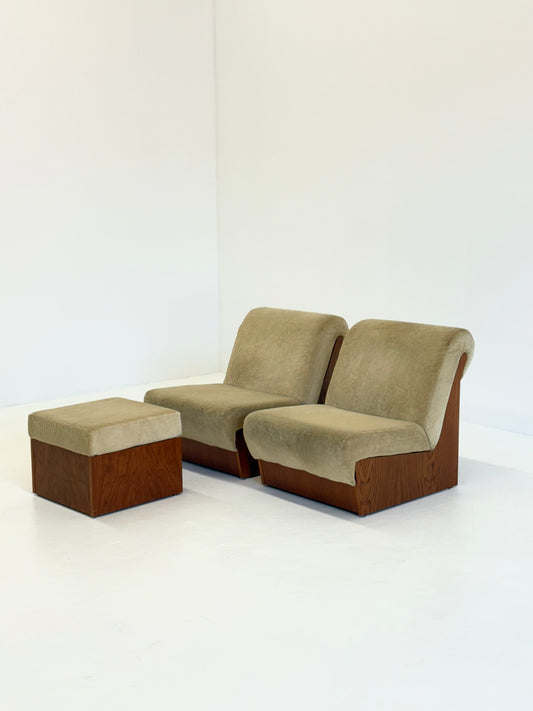 Set van twee vintage mid-century fauteuils met hocker