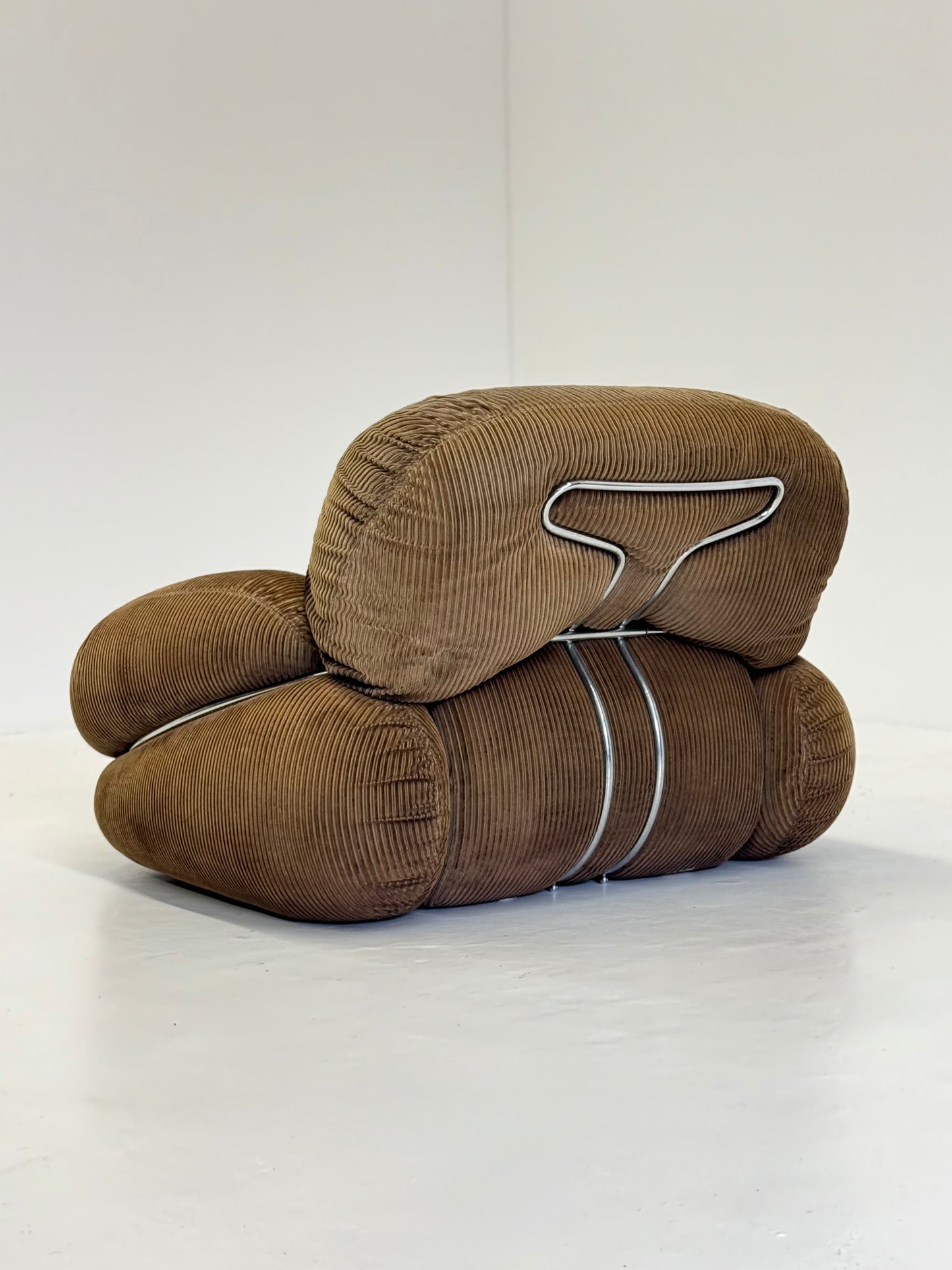 Bruine Okay fauteuil door Adriano Piazzesi