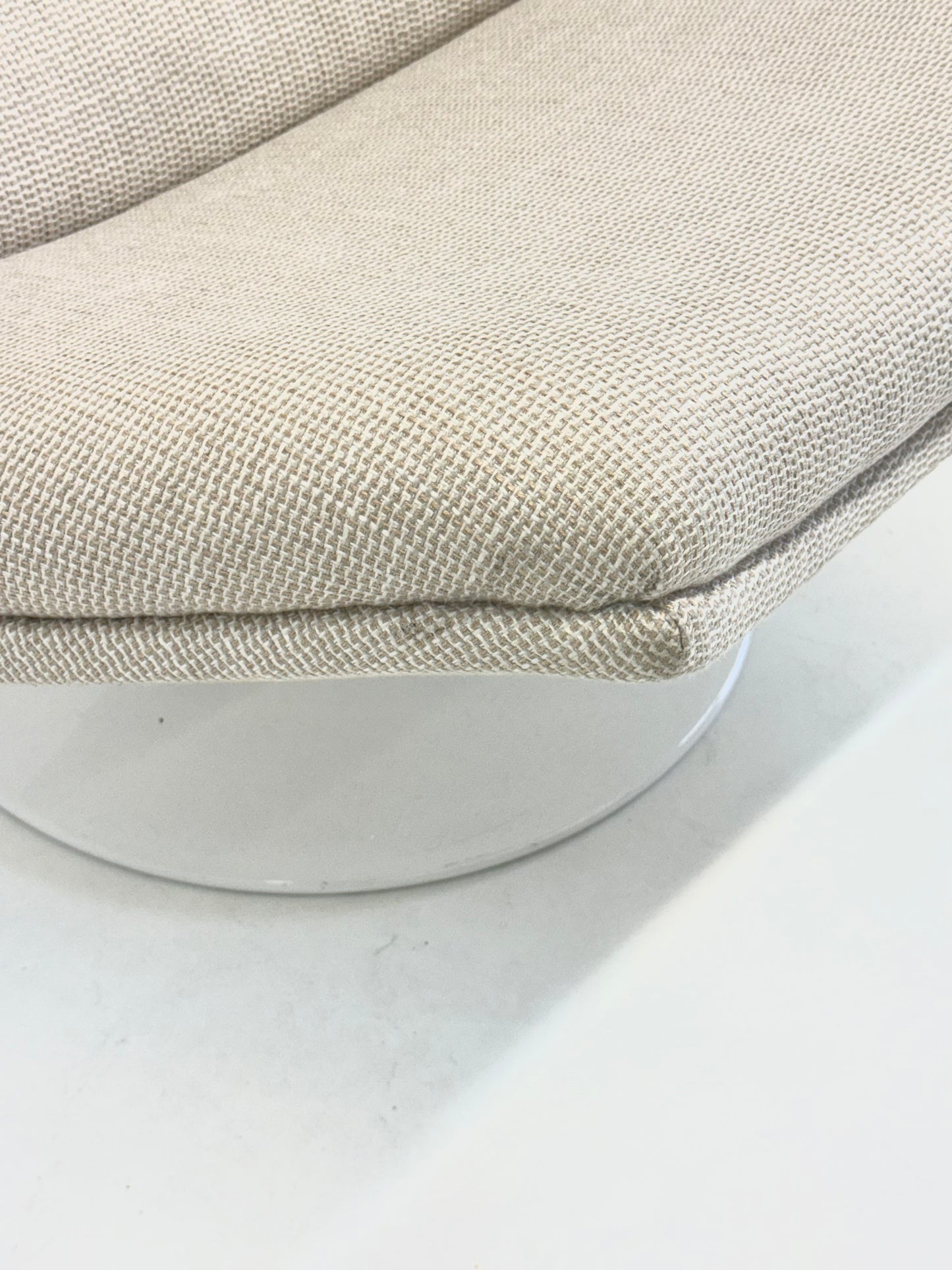 Artifort F511 fauteuil in crème