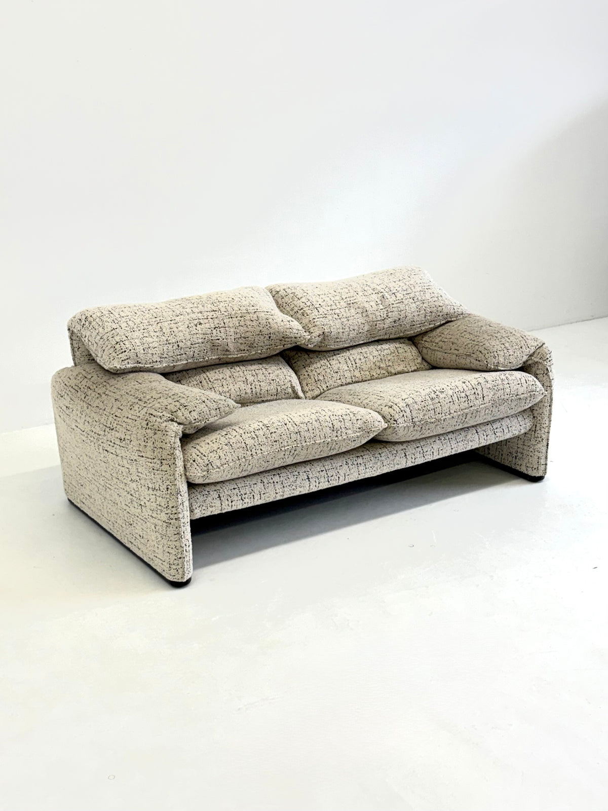 Cassina Maralunga 2-zits bank door Vico Magistretti gebroken witte met subtiel dessin